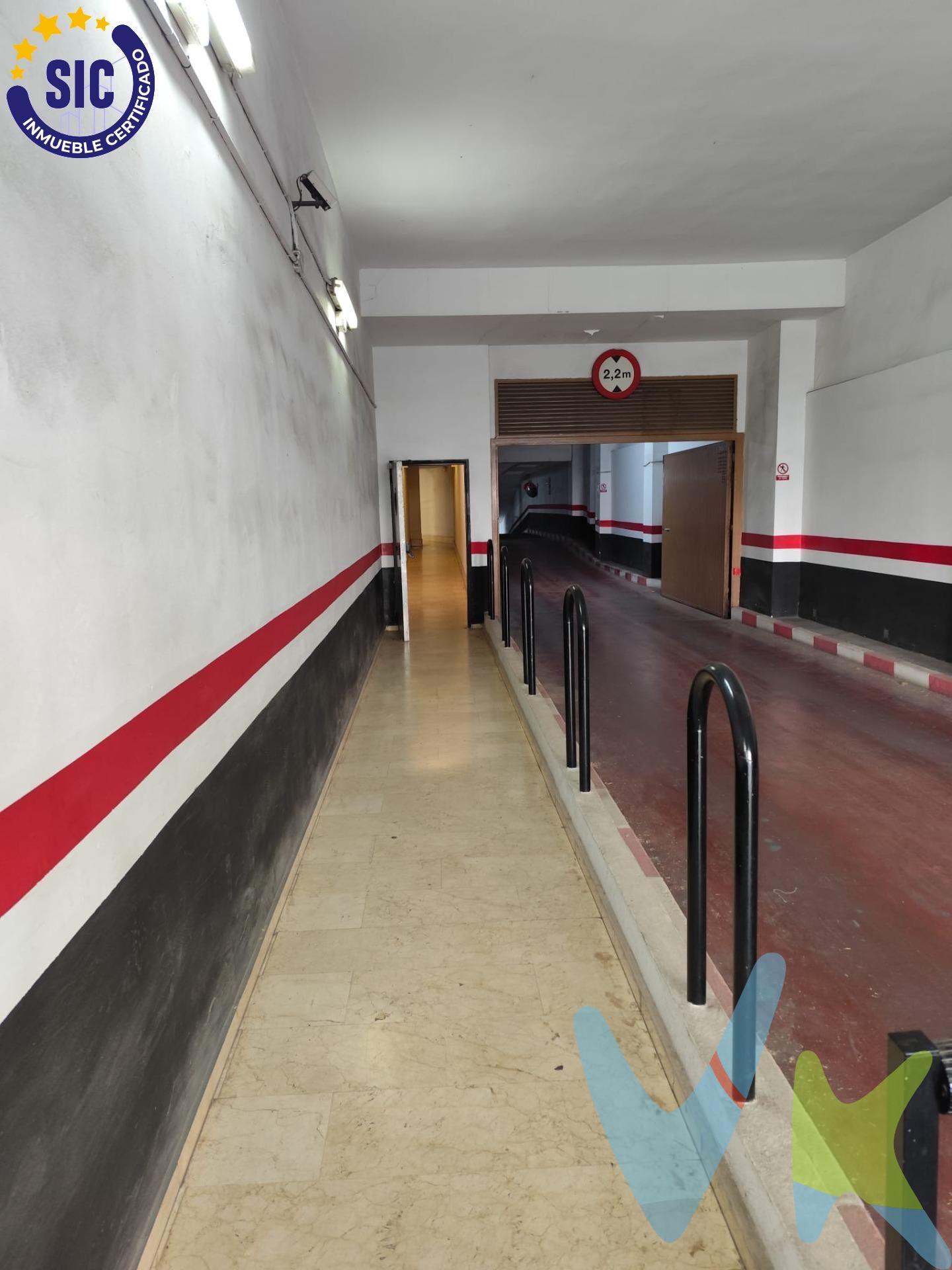 ¿Buscas la comodidad definitiva en el corazón de L'Eixample? Presentamos esta excelente plaza de aparcamiento situada en un edificio de categoría, con acceso inmejorable y ubicación estratégica entre la Gran Vía Marqués del Turia y la calle Conde Altea. Especificaciones Técnicas. La plaza está ubicada en la Planta -2, ofreciendo un entorno más privado y protegido:. Dimensiones: $4,30 \text{ m}$ de largo x $2,30 \text{ m}$ de ancho. Capacidad: Ideal para coche mediano (tipo compacto, SUV pequeño o berlina media). Maniobrabilidad: Acceso cómodo mediante rampas anchas y pasillos con buen radio de giro. Seguridad y Confort. Vigilancia: El parking dispone de personal de seguridad y cámaras de videovigilancia. Accesos: Doble entrada/salida peatonal y para vehículos por puntos clave del centro. Entorno: Instalaciones cuidadas, con iluminación LED y mantenimiento constante. Ubicación Imbatible. En una zona donde el aparcamiento es extremadamente escaso, esta plaza es la solución perfecta tanto para residentes que buscan proteger. su coche del sol y el vandalismo, como para profesionales que trabajan en la zona y quieren optimizar su tiempo cada mañana. Nota del experto: Las dimensiones de $2,30 \text{ m}$ de ancho son el estándar ideal para un coche mediano, permitiendo abrir las puertas con comodidad sin invadir el espacio del vecino. Inversión segura en una de las zonas con más solera de Valencia. Llama hoy mismo para concertar una visita. Posibilidad de probar la plaza con tu vehículo sin compromiso. VENTA:. PVP 42.000€. Gastos e impuestos no incluidos en el precio. La compra conlleva impuestos y gastos de formalización para el comprador. A título orientativo se informa que en segundas transmisiones el ITP con carácter general en Valencia es del 9%, pudiendo existir otros tipos impositivos atendiendo a las circunstancias personales del comprador u otras circunstancias previstas legalmente. Base imponible del impuesto el mayor valor entre el precio de compraventa, la tasación o el valor de referencia catastral. En cuanto a los gastos de notaría y registro, en su caso, suelen oscilar aprox. entre 1,5% y 2,5% (aranceles variables según precio, n.º de copias y complejidad). El comprador elige notario. Si el comprador precisase de hipoteca: tasación, condiciones y costes bancarios serán según entidad elegida por el comprador, así como los gastos de gestoría, y cualesquiera otros gastos inherentes a la formalización de la compraventa que legalmente correspondan a la parte compradora, salvo pacto expreso en contrario con el vendedor. El consumidor tiene, conforme a la normativa vigente, a su disposición información y documentación adicional relativa al inmueble y condiciones de la compraventa, que podrá ser consultada en C/Joaquín Costa 4, bajo 46005 Valencia o urbe2@remax.es. Honorarios de mediación inmobiliaria a cargo del COMPRADOR: (3.000€ del precio final de venta más IVA (21%), salvo otro pacto.); y de VENDEDOR (según acuerdo con el mismo). Se informa al consumidor que la agencia actúa como intermediaria inmobiliaria en la operación, estando cualquier eventual compraventa y sus condiciones sujeta a la aceptación expresa del propietario-vendedor y a la posterior formalización del correspondiente contrato.