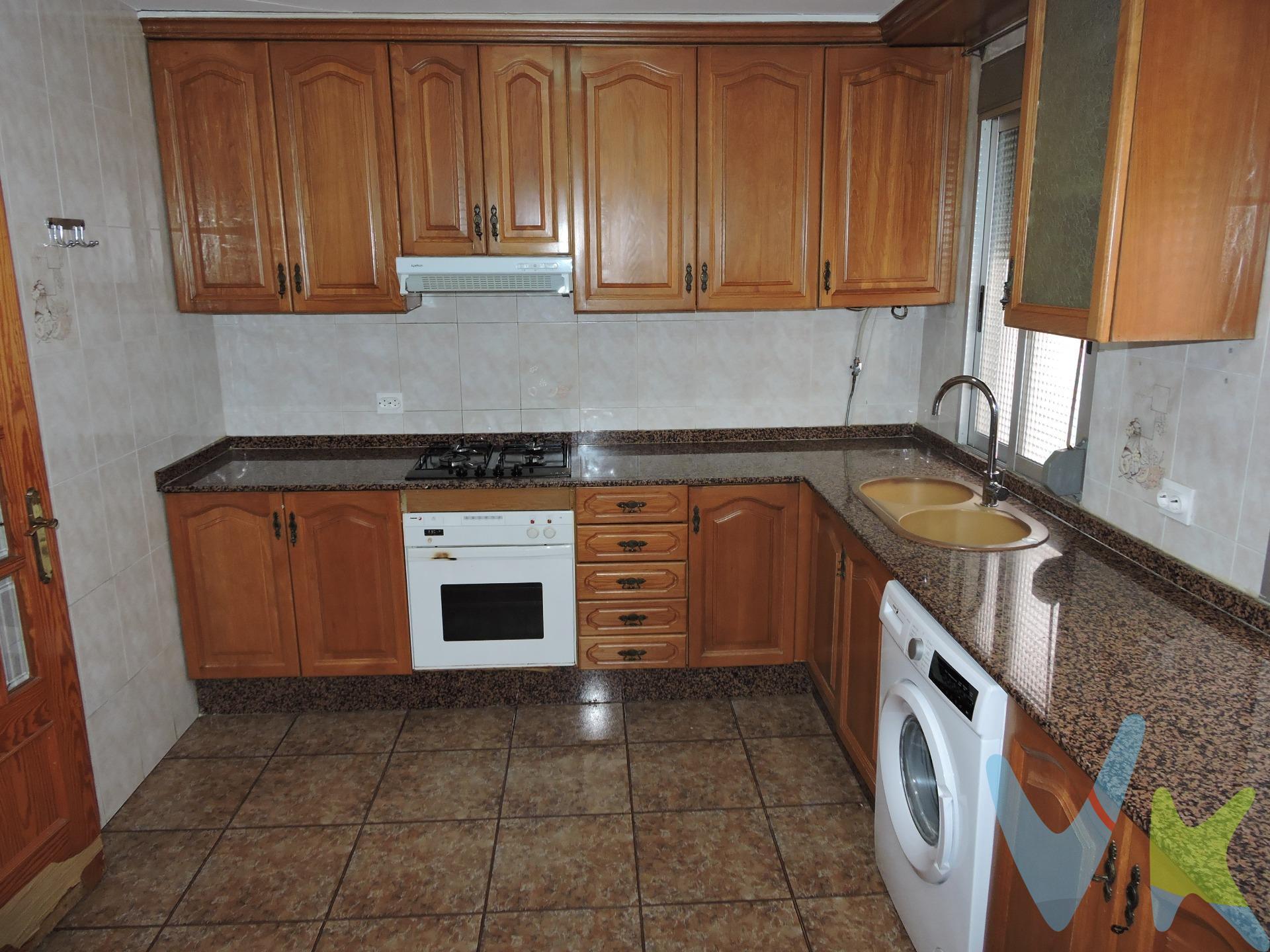 Deja de buscar, acabas de encontrar lo que estabas buscando. . Primero queremos que te situes, tenemos esta vivienda en la calle San Pancracio junto a la Avenida Burjasot, ahora que mas o menos ya estas ubicad@ te vamos a contar los detalles de tu nuevo HOGAR. Paredes lisas + cocina y baño en buen estado + recien pintando + ascensor y un precio razonable hacen de esta vivienda una OPORTUNIDAD!!. La finca donde se encuentra este piso esta a 5 minutos del Cauce del Rio Turia y en su entorno podrás encontrar todo lo que necesitas para hacer cómodo tu día a día. . Contacta con nosotros y organizamos una cita en 3,2,1 .. ¿ Necesitas Financiación ?.  . Nuestro departamento financiero puede gestionar tu préstamo " Hasta un 100% + Gastos ". ¡ Consúltanos !.  . *Nota: El precio del inmueble no incluye los honorarios de la agencia que ascienden al 3% del precio final del inmueble, ni los gastos de notaría y registro de la propiedad (que están sujetos a aranceles y varían dependiendo del precio de escrituración), ni los impuestos (que en la Comunidad Valenciana varían dependiendo del precio del inmueble y de las características personales del comprador y que pueden llegar a ser de hasta el 10% sobre el valor del precio de venta ). Igualmente, no están incluidos los muebles y enseres de las fotografías. Este anuncio no es vinculante, puede contener errores, se muestra a titulo informativo y no contractual. Número de Registro de Agentes de Intermediación Inmobiliaria de la Comunidad Valenciana: RAICV-0386.