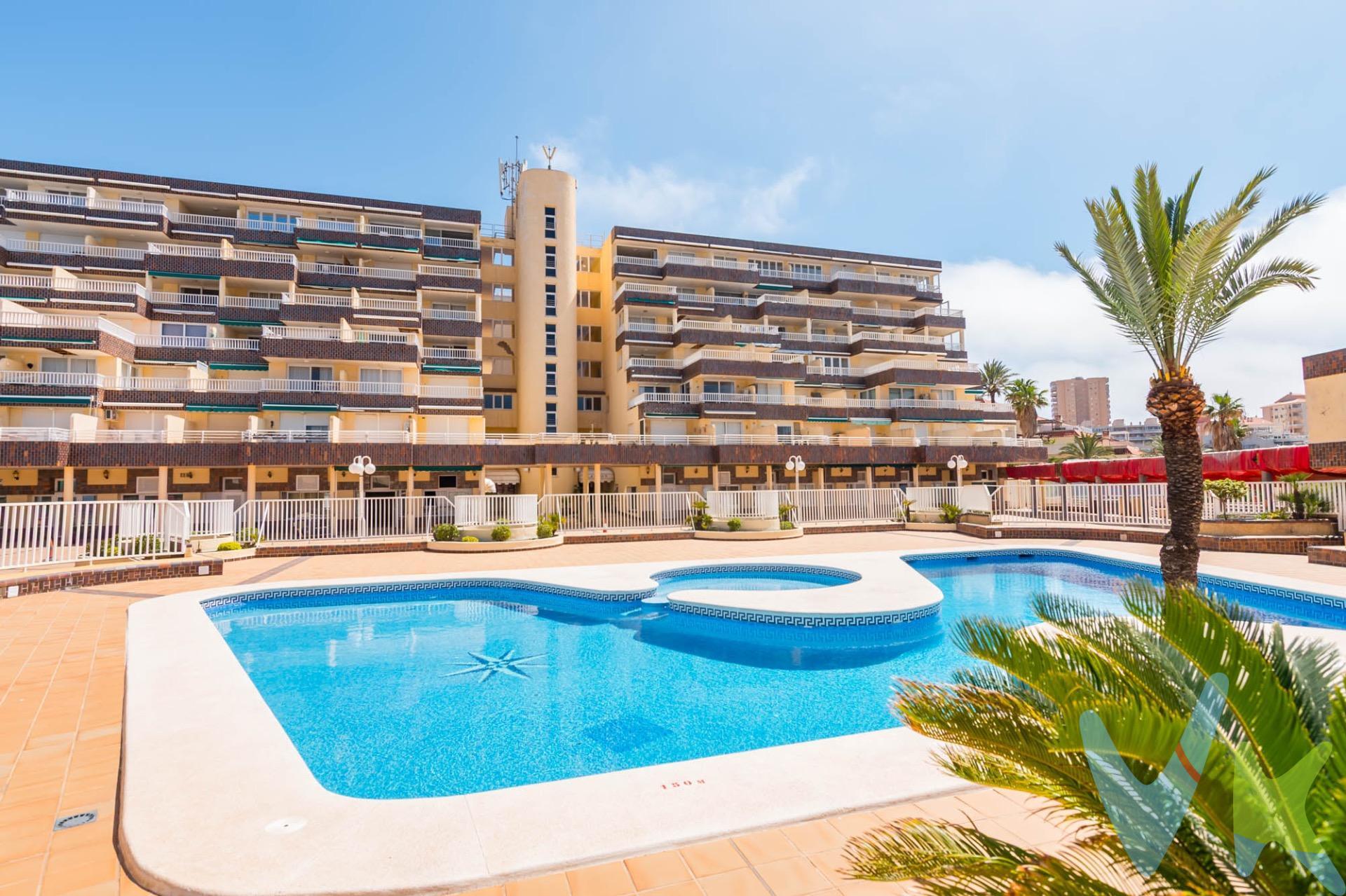 . Descubre este acogedor apartamento en **Residencial Arpón II**, en la exclusiva zona de la Cala del Pino (La Manga del Mar Menor, km 3-4), ideal tanto para vacaciones como para vivir todo el año. Situado en una tercera planta, la vivienda destaca por su estupenda terraza de 12 m², perfecta para disfrutar del clima mediterráneo, desayunar al aire libre o relajarse al atardecer. Originalmente la vivienda disponía de dos dormitorios, pero tras la reforma se ha redistribuido para ofrecer un amplio dormitorio principal y un salón-comedor más espacioso y luminoso, creando una sensación de amplitud muy agradable. La cocina está integrada y reformada, aprovechando al máximo el espacio, y el baño también ha sido actualizado para ofrecer un estilo actual y funcional. El apartamento cuenta con suelo de mármol, lo que aporta un toque elegante y a la vez fresco para los meses de verano, y dispone de aire acondicionado para garantizar el máximo confort durante todo el año. La urbanización ofrece piscina comunitaria privada y zonas comunes donde disfrutar del buen tiempo, además de plaza de garaje comunitaria dentro del residencial, aportando comodidad y seguridad para tu vehículo. Su ubicación, muy próxima a la Cala del Pino y a pocos minutos de ambos mares y de servicios como restaurantes, comercios y zonas de ocio, convierte esta vivienda en una oportunidad perfecta tanto como inversión como para uso propio. 🔑 Comercialización en multidifusión. Por mandato expreso del propietario, este inmueble se comercializa en multiexclusiva, lo que garantiza un acceso completo a la información, un servicio profesional y una gestión ordenada, sin interferencias de terceros. Si eres agente inmobiliario y tienes un cliente interesado, estaremos encantados de colaborar. Contáctanos sin compromiso. 🤝 Una compra tranquila y bien acompañada. Al contactar directamente con nosotros, evitarás molestias innecesarias a la propiedad. Nos encargamos de toda la intermediación, facilitándote la documentación, la información necesaria y un trato cercano, claro y sin complicaciones. Te informaremos con total transparencia de todos los aspectos de la compra, incluidos gastos y honorarios de agencia para que tomes decisiones con calma y seguridad. Nuestra forma de trabajar se basa en algo muy sencillo:. Calma → la tranquilidad de comprar tu vivienda con acompañamiento profesional en todo el proceso con nosotros. ℹ️ Información legal. La descripción del inmueble y las imágenes publicadas tienen carácter meramente informativo y no contractual. El precio ha sido fijado por la propiedad y podría sufrir variaciones hasta su formalización en contrato de compraventa. 💰 Gastos de la compra. Impuestos (ITP). Con bonificación: 3 %. Sin bonificación: 7,75 %. Notaría y Registro: aprox. 1.000 €. Honorarios de agencia: 3 % + IVA, con un mínimo de 3.000 € + IVA (No incluidos en el precio de venta). 