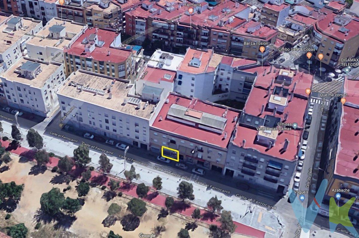 Venta Local Comercial en Camas (Sevilla).  Este esplendido local se encuentra en C/ Ferrocarril,  paralela a la calle Santa Mª de Gracia, una de las travesías principales de Camas.  Si usted quiere montar su propio negocio o hacer una inversión en un local, este es el suyo!!! Puedes encontrar diferentes negocios por la zona. No lo dude llámenos, le informaremos de todo sin compromiso.!!!!.  Venta de local de 84 m2 se distribuye en recepción/ habitación diáfana, despacho y cuarto de baño. .  Tengo al lado a Bancos, Supermercados, Guarderías, Farmacias, Servicios Médicos, ect. Si vives fuera de Sevilla el local se encuentra a unos 4 km. de la capital Sevillana, a 15 minutos en bus, a 30 minutos de la Estación de Trenes Santa Justa, a 40 minutos del Aeropuerto de Sevilla por autovía directa.  .  CEE: G. Informamos a nuestros clientes que el precio de venta no incluye lo siguiente: honorarios de la agencia inmobiliaria, impuestos (el Impuesto de Transmisiones Patrimoniales, I.V.A. o A.J.D., en su caso), otros gastos de la compraventa (gastos de registro de la propiedad, notaría, gestoría ni de posible financiación). Documento F.I.A. a disposición del consumidor según Decreto 218/2005 Junta de Andalucía y Ley 12/2023, de 24 de mayo, por el Derecho a la Vivienda.