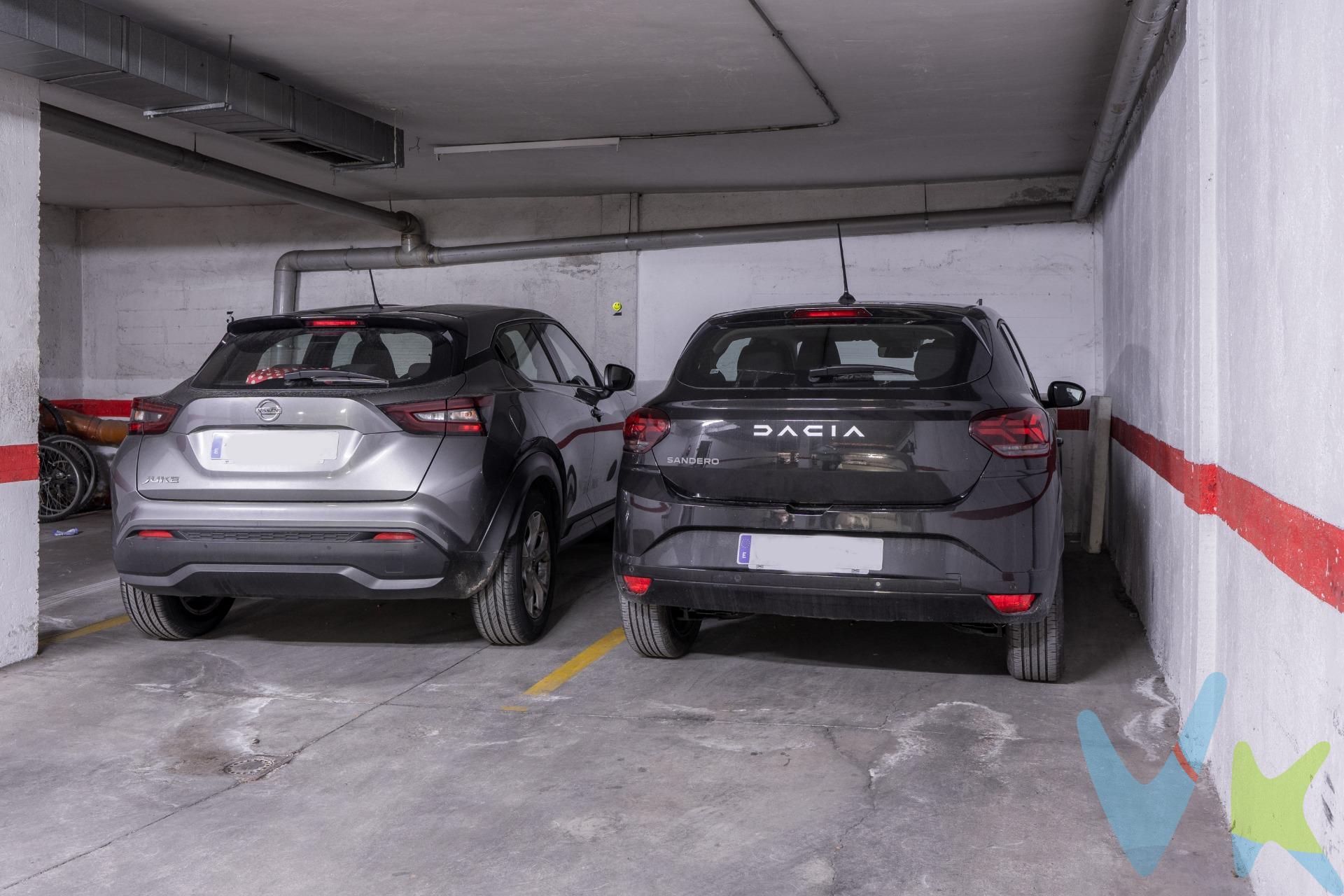 UROSA TARGET GROUP pone a la venta plaza de garaje grande (12 m²) en la calle Monseñor Óscar Romero, zona Puerta Bonita, ubicada en un edificio con pocas plazas de garaje, lo que garantiza amplitud, fácil maniobra y mayor seguridad:. - Garaje con doble puerta de seguridad y zonas comunes amplias. - Cuenta con acceso peatonal desde el portal mediante escalera auxiliar y acceso directo al edificio por ascensor, un valor diferencial muy poco habitual en la zona. Encontrar aparcamiento en Carabanchel ya no es una cuestión de comodidad, es una necesidad. La peatonalización de la zona ha convertido el aparcamiento en un auténtico problema diario. Una oportunidad clara tanto para uso propio como para inversión, en una zona donde aparcar en superficie es cada vez más complicado. Contacta ahora para más información o concertar una visita antes de que deje de estar disponible. * En el precio final se incluyen los honorarios de la agencia que pagará el comprador.