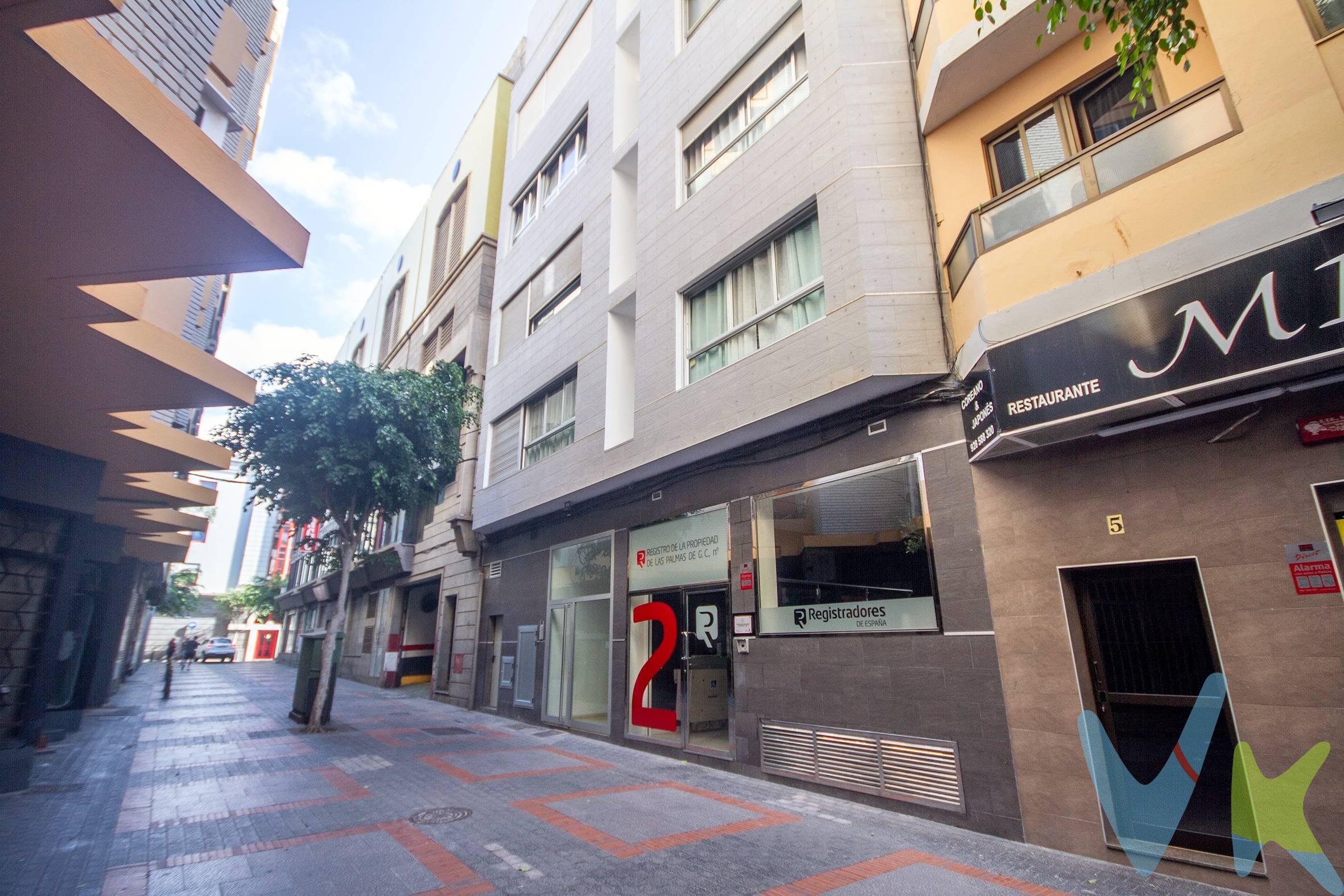 Este acogedor y moderno piso de 57 m2, ubicado en la vibrante zona de Santa Catalina, en Las Palmas de Gran Canaria, es una excelente oportunidad para aquellos que buscan un hogar céntrico y funcional. 2 habitaciones, 1 baño, una cocina totalmente equipada y un espacioso salón componen el espacio de este inmueble, ofreciendo el equilibrio perfecto entre comodidad y ubicación. Situado en una zona privilegiada de Las Palmas, a pocos pasos de la playa y una gran variedad de restaurantes, bares y tiendas. El piso cuenta con una distribución inteligente que aprovecha al máximo el espacio, creando ambientes amplios y luminosos. Los datos expuestos son meramente orientativos y están sujetos a errores u omisiones involuntarias. Los gastos derivados de la compraventa no están incluidos en el precio.