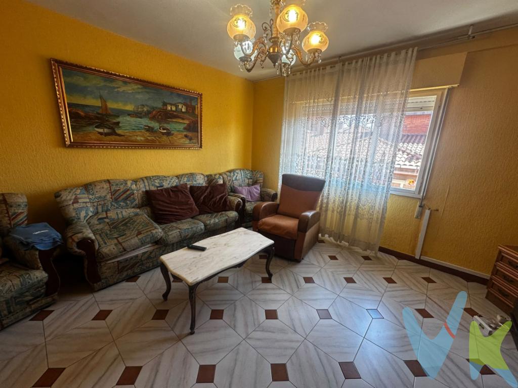 Si buscas una vivienda amplia, luminosa y en una de las zonas con mayor calidad de vida de Gijón, esta es una excelente oportunidad. Situada en La Calzada, a escasos minutos caminando de la playa del Arbeyal, esta vivienda combina amplitud, comodidad y una ubicación privilegiada con todos los servicios al alcance.Ubicada en la quinta planta de un edificio con ascensor, dispone de 113 m² construidos (89,53 m² útiles) distribuidos de forma práctica y funcional.La vivienda se distribuye en:4 amplios dormitorios.Salón espacioso y muy luminoso.Cocina independiente.1 baño completo y 1 aseo.Excelente distribución con múltiples posibilidades de actualización.Uno de sus grandes atractivos es su doble orientación sureste-noroeste, que proporciona una magnífica ventilación cruzada y abundante luz natural durante todo el día. El salón y el dormitorio principal, orientados al sureste, disfrutan de un agradable sol de mañana, mientras que el resto de dormitorios reciben una excelente iluminación a lo largo de la tarde.La vivienda se encuentra en buen estado de conservación, permitiendo entrar a vivir o actualizarla según las necesidades del nuevo propietario para convertirla en un hogar completamente personalizado.Una ubicación para disfrutarLa Calzada es uno de los barrios más consolidados de Gijón y ofrece todos los servicios necesarios para el día a día: supermercados, comercios, colegios, centros de salud, instalaciones deportivas y una amplia oferta de ocio y restauración.Además, cuenta con excelentes comunicaciones mediante autobús y tren, facilitando el acceso al centro de la ciudad y al resto de Gijón. A ello se suma la cercanía a la playa del Arbeyal y su paseo marítimo, un entorno perfecto para pasear, practicar deporte o disfrutar del mar durante todo el año.Por su amplitud, luminosidad, orientación y ubicación, esta vivienda es una magnífica opción tanto para familias como para quienes buscan una inversión con gran potencial de revalorización.Ven a visitarla y descubre todo lo que puede ofrecerte. Puede ser el hogar que estabas esperando.El precio de venta no incluye el Impuesto de Transmisiones Patrimoniales ni los gastos de Notaría y Registro.