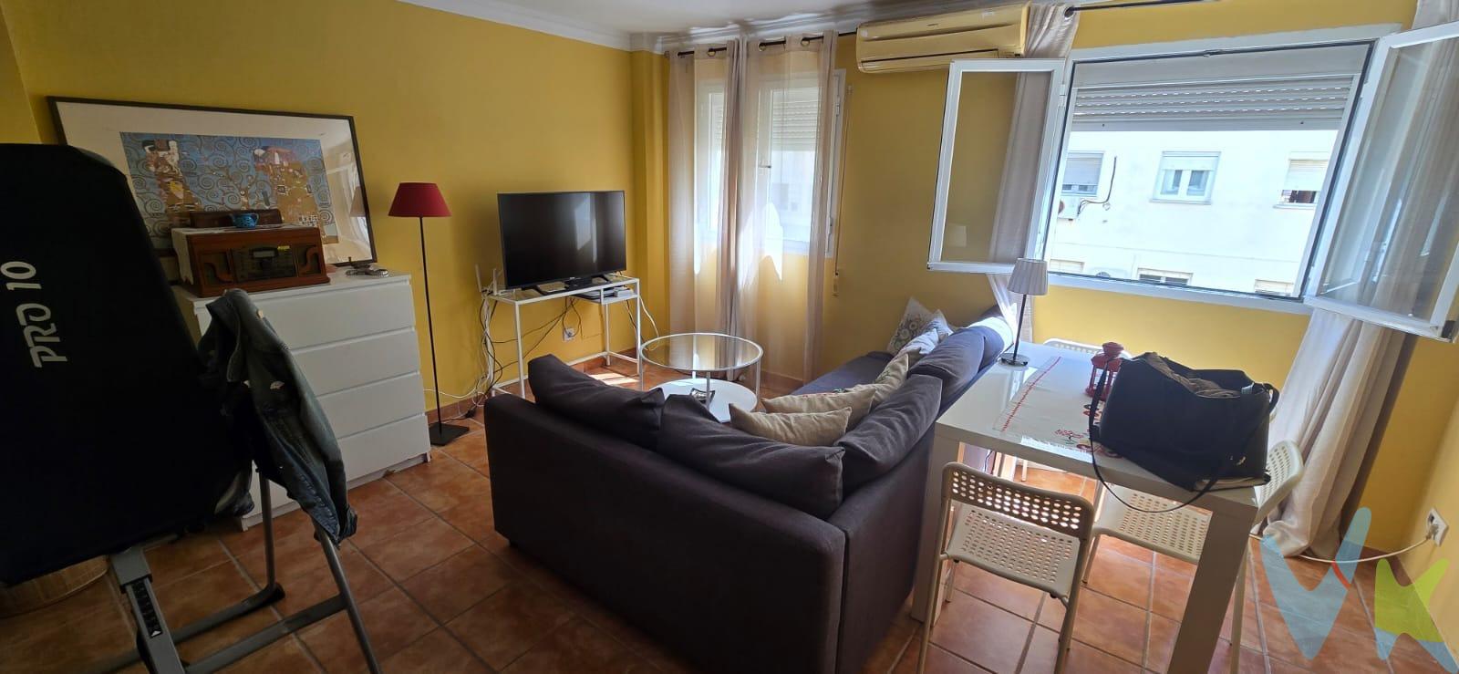 Vivienda tipo dúplex en el Rio San Pedro. Os presentamos el que podría ser tu hogar, esta vivienda tipo dúplex que se encuentra en muy buen estado de conservación. En la planta baja nos encontramos en primer lugar entrando a la derecha con la cocina, a mano izquierda con las escleras que da acceso a la planta de arriba; y al fondo baño y seguidamente un amplio salón totalmente exterior. En la planta de arriba se encuentran ubicados dos dormitorios sencillo, un baño con muy buen tamaño y el dormitorio principal. La vivienda goza de muy buena ventilación y muchísima claridad, y plaza de garaje incluida en el precio. En la zona encontraras todo lo que necesita como: parada de autobus, colegio, farmacia, supermercados, bares..etc. Por mandato expreso del propietario, comercializamos este inmueble en exclusiva, lo que le garantiza el acceso a toda la información, a un servicio de calidad, un trato fácil, sencillo y sin interferencias de terceros. Por ese motivo, se ruega no molestar al propietario, a los ocupantes de la propiedad o a los vecinos. Muchas gracias por su comprensión. Nuestros precios no incluyen impuestos, gastos notariales, registrales, ni honorarios de la agencia; los cuales le serán detallados en su visita con total transparencia.