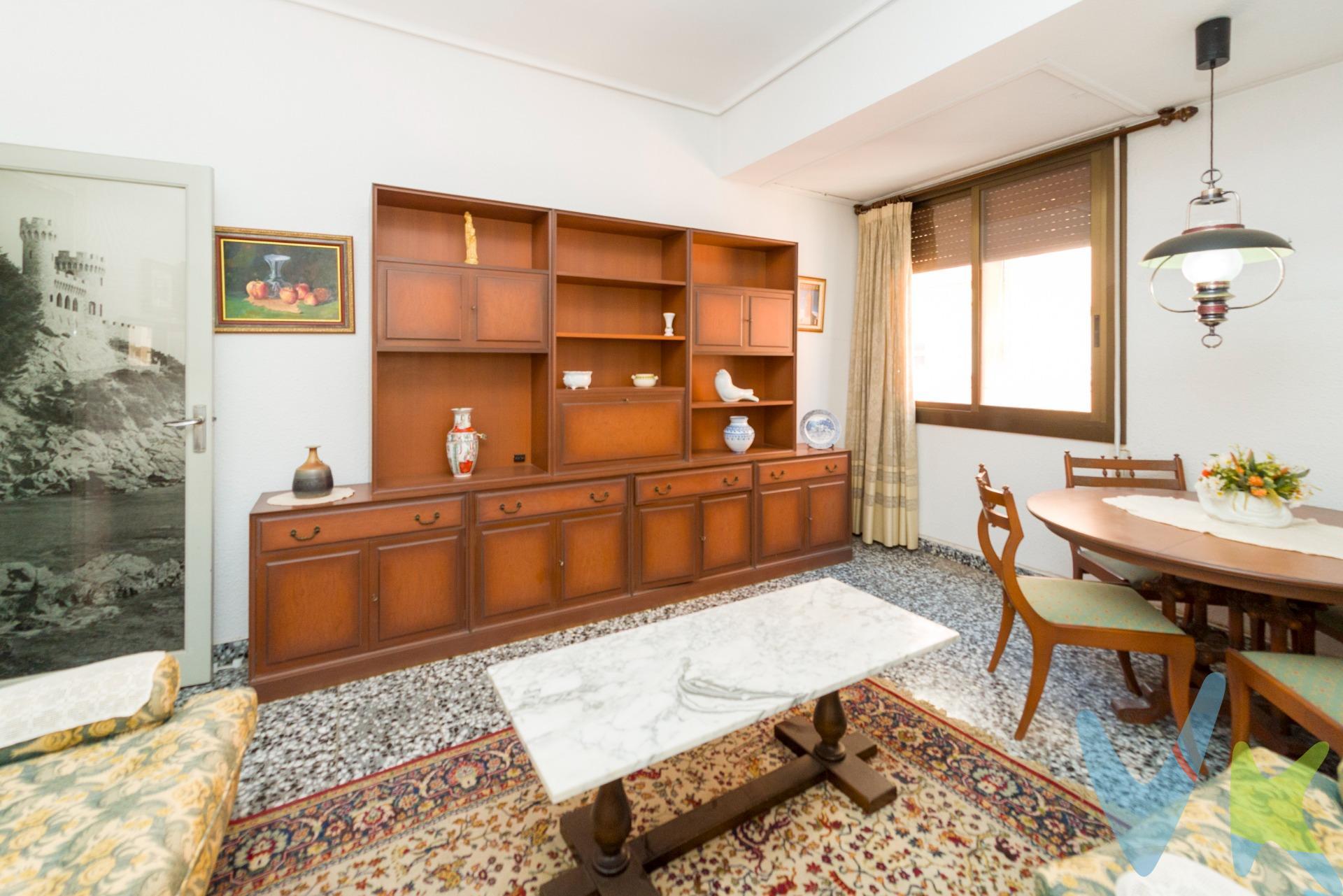 🏠 PISO EN CALLE BENASAL (ZONA AVENIDA VALENCIA NORTE) - A UN PASO DEL CENTRO DE CASTELLÓN 🏠. ¿Buscas vivir cerca de todo sin pagar los precios del centro? Esta es tu oportunidad. 📍. Te presentamos un piso de 74 m² útiles (86 m² construidos) ubicado en la calle Benasal, en la zona de la Avenida Valencia Norte, una de las áreas mejor comunicadas de Castelló de la Plana, a escasos minutos andando del centro histórico, comercios, colegios y todos los servicios que necesitas en tu día a día. 🚶‍♀️🚶‍♂️. ✨ Lo que te va a enamorar:. 🌞 Piso en esquina, con triple orientación (Norte, Este y Oeste), lo que se traduce en luz natural durante todo el día y una ventilación excepcional. Olvídate de los pisos oscuros e interiores. 🛏️ 3 habitaciones, 2 de ellas amplias, perfectas para una familia o para quien busque espacio de sobra sin renunciar a la ubicación. 🛁 1 baño completo. 🛗 Ascensor, porque subir la compra o volver del trabajo no tiene por qué ser una odisea. 🚪 Puerta blindada, para tu tranquilidad. 🔥 Calefacción a gas natural, ese calorcito envolvente que convierte cualquier tarde de invierno en un plan perfecto en casa. La sensación de llegar y sentirte arropado desde el primer minuto, sin ruidos ni esperas, solo confort de verdad. 💧💡 Todos los suministros dados de alta: agua, luz y gas natural, para que puedas entrar a vivir sin gestiones ni esperas. 💶 Gastos que dan tranquilidad:. - Comunidad: solo 50 €/mes. - I.B.I.: 255 €/año. Unos gastos de comunidad e IBI muy contenidos que te permitirán destinar tu presupuesto a lo que realmente importa: hacer de este piso tu hogar, a tu ritmo y según tus posibilidades. 📅💡. 🎨 Un lienzo en blanco a tu medida. Este piso tiene una distribución clásica y una solidez que ya no se ve en las construcciones actuales. 🏛️ Es un espacio con carácter, con "alma", que te da la libertad total de ir dándole tu toque personal poco a poco, sin prisas, adaptándolo a tus gustos y a tu presupuesto según lo vayas necesitando. No es una vivienda "de catálogo" lista para hacer la maleta y entrar sin pensar en nada más… y precisamente por eso, su precio es tan competitivo. 💡 Aquí no pagas por reformas que quizás ni siquiera te gustarían: pagas por una ubicación privilegiada, una estructura sólida y un potencial enorme para convertirlo, con el tiempo, en el piso de tus sueños. De hecho te damos ideas con fotos renderizadas con ideas de cómo distintas habitaciones del piso podría quedar con alguna reforma.   🛠️✨. Ideal si buscas:. ✅ Entrar en el mercado inmobiliario sin sobreendeudarte. ✅ Una zona céntrica y bien comunicada. ✅ Ir mejorando tu vivienda a tu ritmo, sin prisas ni presiones. ✅ Una gran relación calidad-precio-ubicación. 📍 Ubicación. En calle Benasal, esquina, zona Avenida Valencia Norte, en pleno Castelló de la Plana, con acceso rápido a la Ronda Sur y a las principales vías de la ciudad. Todo lo que necesitas, a un paseo. 🚌🏪🏫. 💰 Precio de venta: 139.000 €. Una oportunidad real para hacerte con un hogar en una ubicación que muchos envidiarían, con margen para ir haciéndolo tuyo con el tiempo. 🔑. No dejes pasar esta oportunidad, contacta con nosotros y ven a verlo. ¡Te está esperando! 🏡💚. Por mandato expreso del propietario comercializamos este inmueble mediante contrato de multi-exclusiva, por el cual numerosas agencias colaboradoras, nacionales e internacionales, ofrecen esta vivienda a sus potenciales compradores, todo ello garantizando un servicio de calidad, un trato fácil, sencillo y sin interferencias de terceros, ya que la gestión es a través de nuestra agencia. *Impuestos, gastos de compraventa tales como honorarios agencia y financiación no incluidos.