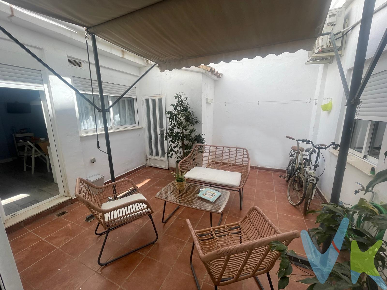 Descubre este encantador bajo vivienda que combina comodidad y estilo en una ubicación ideal. Con 3 amplias habitaciones, este hogar es perfecto para familias o para aquellos que buscan espacio adicional. El baño está bien distribuido y cuenta con todo lo necesario para tu día a día. El corazón de la casa es su amplio comedor, un lugar perfecto para disfrutar de momentos en familia o con amigos. La cocina, completamente equipada, te permitirá preparar deliciosas comidas con facilidad y comodidad. El suelo de parquet aporta calidez y elegancia a cada rincón, mientras que el aire acondicionado garantiza un ambiente fresco y agradable durante los meses más cálidos. Además, podrás disfrutar de tu propia terraza, un espacio ideal para relajarte al aire libre o disfrutar de una buena lectura. Sin gastos de comunidad. Entra en nuestro tour virtual y disfruta dandole al play.  https://my.matterport.com/show/?m=EuxZotUdVik. No dejes pasar la oportunidad de vivir en este acogedor bajo en Alaquàs, donde cada detalle ha sido pensado para tu confort. ¡Ven a visitarlo y enamórate de tu futuro hogar!. La venta de esta vivienda se gestiona mediante contrato de EXCLUSIVA COMPARTIDA por lo que se trabaja con más de 150 Inmobiliarias. Los gastos de la venta tales como notaría, registro y honorarios no están incluidos en el precio. INMUEBLE SUJETO A PERIODO DE TRASPARENCIA. 