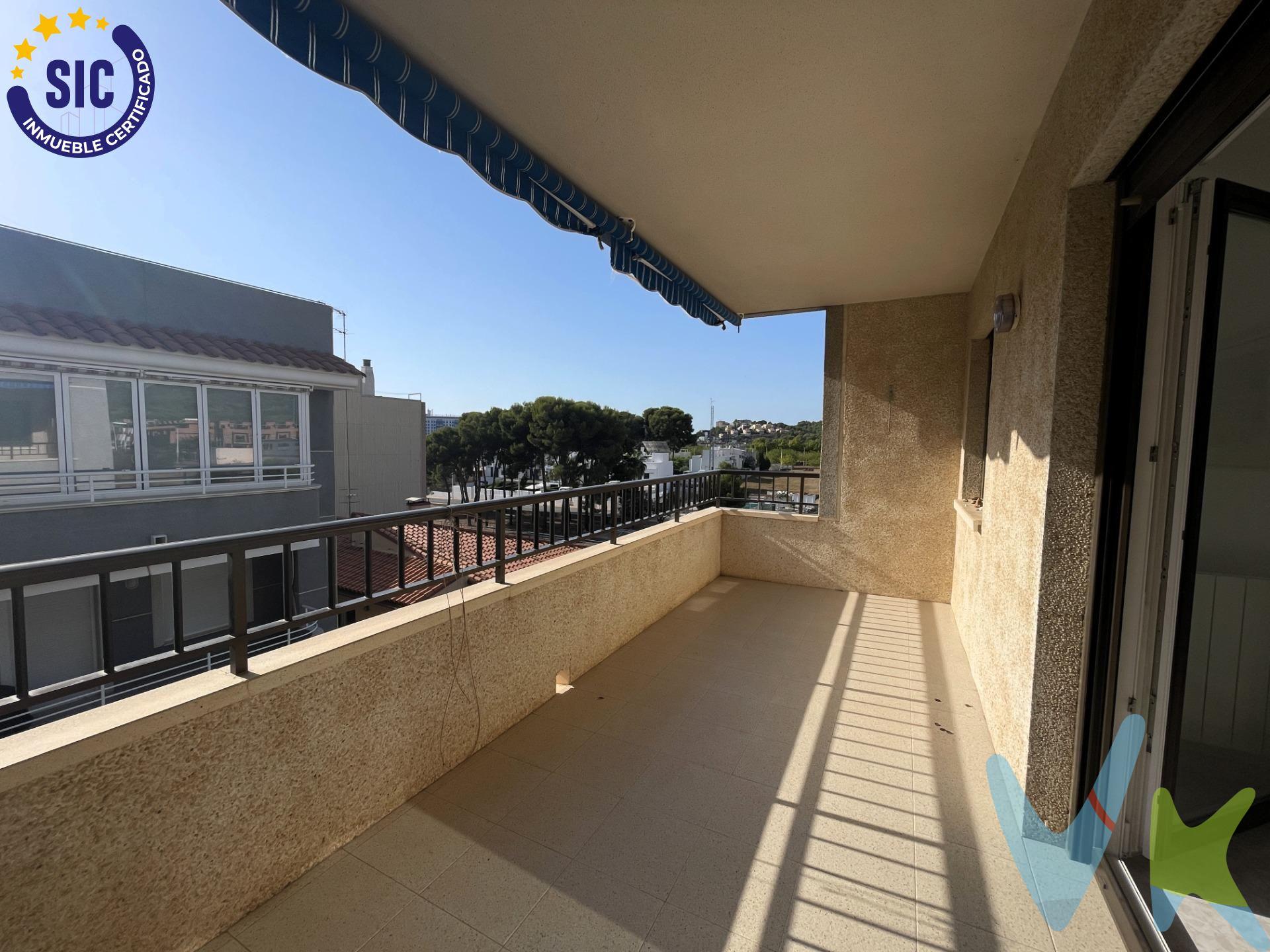 Descubre esta amplia y luminosa vivienda, situada en una tercera planta sin ascensor, en pleno centro de Oropesa del Mar. Una propiedad con una ubicación privilegiada, rodeada de todos los servicios y a tan solo 10 minutos andando de la playa. La vivienda cuenta con 3 dormitorios dobles, un baño completo y una distribución cómoda y funcional. Se encuentra lista para entrar a vivir, por lo que podrás disfrutarla desde el primer día sin necesidad de realizar grandes reformas. Su orientación este favorece la entrada de luz natural y aporta una agradable luminosidad a la vivienda. El salón-comedor, de 19 m², es un espacio amplio y confortable, perfecto para disfrutar en familia o con amigos. Además, dispone de acceso directo a una terraza, para disfrutar  al aire libre. La cocina independiente ofrece un espacio práctico y funcional para el día a día. La vivienda dispone también de puerta blindada, aportando un extra de seguridad y tranquilidad. Uno de sus grandes atractivos es, sin duda, su ubicación céntrica. Tendrás a pocos minutos andando comercios, colegios, servicios y todo lo necesario para el día a día, sin necesidad de depender del coche. Y, al mismo tiempo, podrás llegar caminando a la playa en apenas 10 minutos. Oropesa del Mar es un lugar ideal tanto para vivir durante todo el año como para disfrutar de una segunda residencia, combinando la tranquilidad de una población costera con una amplia oferta de servicios y el atractivo de sus playas. Además, por sus características, amplitud y ubicación, esta vivienda representa una interesante oportunidad para inversores, tanto por su potencial como vivienda de alquiler como por la demanda que genera una localidad costera como Oropesa del Mar. Su proximidad a Castellón de la Plana, a unos 20 minutos, permite disfrutar de la calidad de vida junto al mar sin renunciar a la cercanía con la capital de la provincia. En definitiva, una vivienda amplia, luminosa, céntrica y lista para entrar a vivir, perfecta para quienes buscan un hogar junto al mar, una segunda residencia o una propiedad con posibilidades de inversión. . 