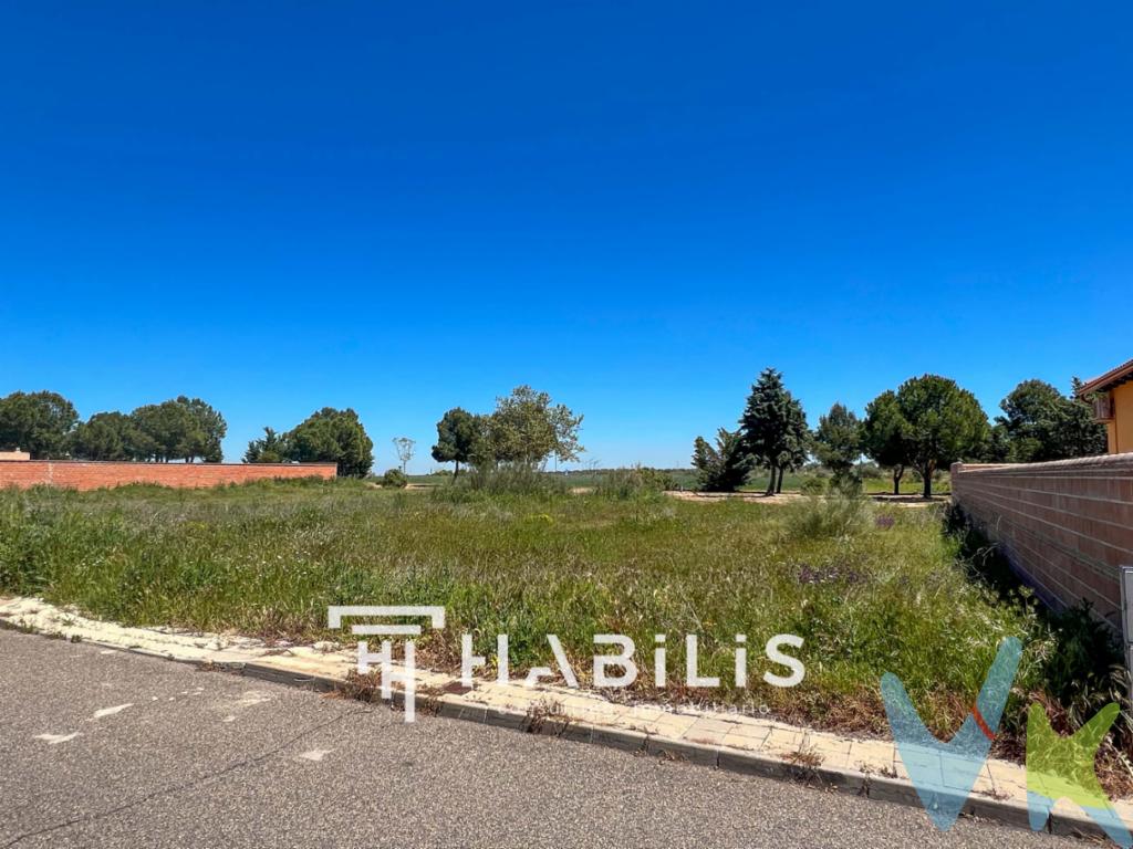 HABILIS Consulting Inmobiliario vende una magnífica parcela urbana de 650 metros cuadrados situada en Burguillos de Toledo, a tan solo 10 minutos de Toledo capital. Ubicada en una zona residencial tranquila y en expansión, ideal para construir una vivienda unifamiliar con jardín, piscina o zonas exteriores.El entorno ofrece una excelente calidad de vida, con servicios cercanos, buena comunicación y un ambiente familiar y consolidado.Una oportunidad perfecta para quienes buscan espacio, independencia y cercanía a la ciudad.📞 Solicita más información o visita sin compromiso.Te esperamos en nuestras oficinas en Calle Diputación Nº 7 de Toledo o en el teléfono 624 260 263 Nuestro departamento financiero te asesorará gratuitamente de la mejor financiación a tu medida para TU nuevo HOGAR.#HazloMásPráctico