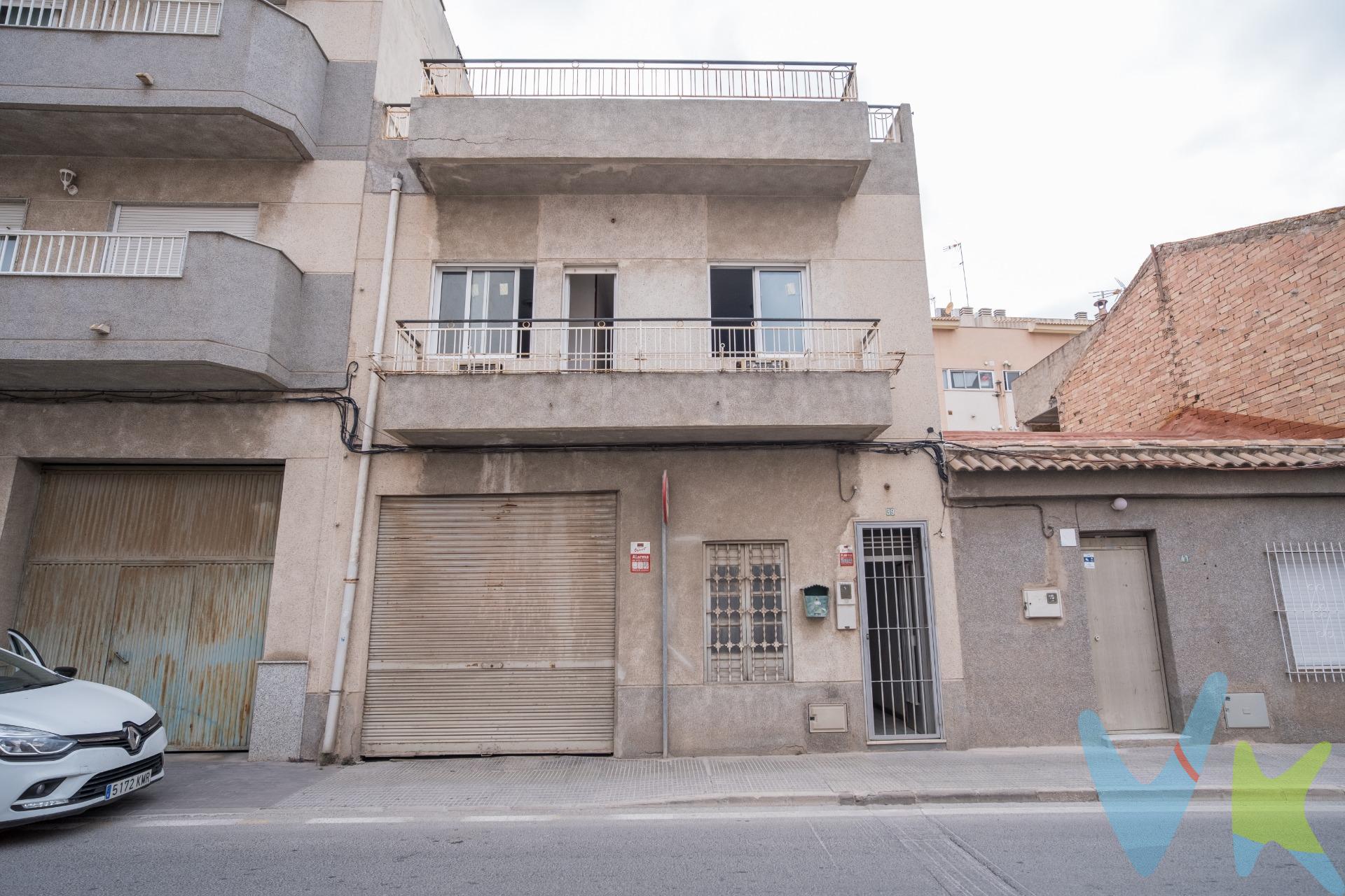CASA INDEPENDIENTE PARA REFORMAR, CON GARAJE-ALMACÉN, PATIO Y TERRAZA EN ZARANDONA. Vivienda unifamiliar situada en Avenida Ingeniero José Alegría nº 39, Zarandona (Murcia), compuesta por planta baja garaje-almacén y planta primera vivienda. Propiedad versátil, con aproximadamente 258 m² construidos, ideal para quienes buscan vivienda con gran espacio auxiliar, aparcamiento, almacén, taller o zona de trabajo. DETALLE PRECIO. Importe total con honorarios de inmobiliaria incluidos: 184.405 €. Precio de la propiedad: 179.000 €. Honorarios de agencia: 5.405 € IVA incluido. Otros gastos e impuestos no incluidos: ITP aproximado del 7,75% (13.873 € aprox.), notaría y Registro entre 1.800 € y 3.600 € aprox., y gastos de financiación si hubiera hipoteca. Cada comprador puede tener una situación fiscal diferente. Si está interesado, podremos realizar una simulación personalizada del coste total de compra. SUPERFICIES. Cuenta con aproximadamente 258 m² construidos, distribuidos en 117 m² construidos de vivienda y 141 m² construidos de garaje-almacén. Según medición propia, dispone de unos 241 m² útiles techados en total, incluyendo vivienda, garaje-almacén y trastero en terraza. La vivienda cuenta con unos 105 m² útiles aprox., incluyendo galería/lavadero cubierta. Además, dispone de patio descubierto de unos 12 m², balcón a fachada principal, terraza-solárium descubierta de unos 58 m² y trastero independiente en terraza de unos 14 m² útiles. LA VIVIENDA. La planta primera se distribuye en salón-comedor independiente, cocina con despensa, galería/lavadero cubierta, tres dormitorios, baño completo y aseo. Dos dormitorios recaen a fachada principal y el tercero ventila al patio interior. Desde el distribuidor se accede a un balcón exterior. Dispone de suministros dados de alta, pero requiere reforma para su adecuación y modernización. GARAJE-ALMACÉN Y EXTERIORES. La planta baja dispone de unos 141 m² construidos destinados a garaje y almacén, con acceso para vehículos y acceso peatonal independiente. Es un espacio amplio y aprovechable, si bien presenta zonas con pavimento deteriorado, algunos cerramientos con grietas y elementos que deberán revisarse dentro de una futura reforma. Desde la galería/lavadero se accede a un patio descubierto de unos 12 m² y, desde este, mediante escalera, a una terraza-solárium transitable de unos 58 m². En la terraza existe un trastero independiente. Como aspecto técnico, la cubierta del trastero de terraza es de fibrocemento tipo uralita con amianto, al igual que algunas bajantes de pluviales, por lo que cualquier actuación futura deberá valorarse técnicamente y ejecutarse conforme a normativa. En la fachada trasera se aprecia deterioro en el frente de forjado de un voladizo, aparentemente relacionado con antiguas acumulaciones o evacuación deficiente de aguas pluviales del patio, por lo que se recomienda su revisión técnica. INFORMACIÓN ADICIONAL Y AVISO LEGAL. El inmueble dispone de reportaje fotográfico, vídeo, visita virtual y planos orientativos, para conocer mejor su distribución, superficies, estado y posibilidades antes de concertar una visita presencial. Aunque vivienda y almacén disponen de referencias catastrales diferenciadas, la propiedad constituye una única finca registral y se transmite en conjunto. Según Registro, consta una superficie construida inscrita de 238,30 m². Las superficies indicadas proceden de Catastro y medición propia actual, son aproximadas y pueden diferir entre Registro, Catastro y realidad física, por lo que deberán ser comprobadas por la parte interesada. Por deseo expreso de la propiedad, este inmueble se comercializa en exclusiva. Rogamos no molestar a propietarios ni vecinos. Si es profesional inmobiliario y dispone de cliente interesado, estaremos encantados de colaborar.