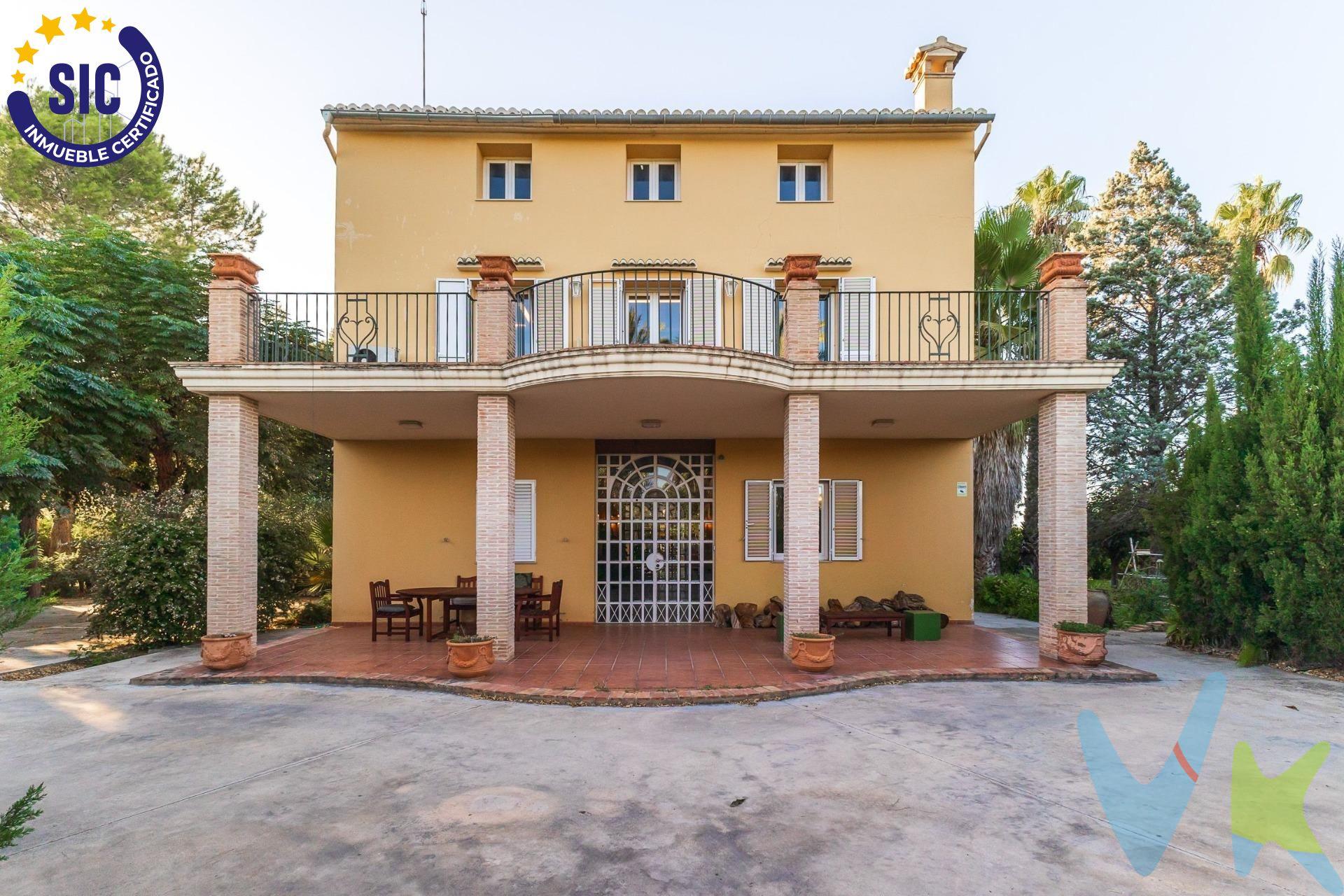 MARAVILLOSO CHALET INDEPENDIENTE EN CARCAIXENT. Si estás buscando un hogar rodeado de naturaleza, con amplios espacios y todas las comodidades, este impresionante chalet es tu opción ideal. Con 580 m² construidos sobre una vasta parcela de 23.800 m², esta propiedad única ofrece el equilibrio perfecto entre confort y conexión con el entorno natural. Características principales de la vivienda:. 3 TERRAZAS . PISCINA Y SAUNA. POZO PROPIO. GRAN PATIO INTERIOR Y EXTERIOR. 2 CHIMENEAS . 4 amplias habitaciones, llenas de luz natural y espacio. GARAJE Y TRASTERO. Cocina semi conectada al salón, ideal para quienes buscan comodidad y un espacio abierto para compartir. 2 baños , diseñados para ofrecer funcionalidad y estilo. BUENAS VISTAS y RODEADO DE NATURALEZA. Con naranjos ecológicos en producción. UBICACIÓN: . -5 MINUTOS ANDANDO: PISCINA MUNICIPAL, INSTITUTO Y POLIDEPORTIVO. -5 MINUTOS EN COCHE: ESTACIÓN DE TREN , EL MAGATZEM DE RIBERA . -10 MINUTOS ANDANDO: CENTRO COMERCIAL, CON TODO TIPO DE TIENDAS Y SERVICIOS COMO SUPERMERCADO. -20 MINUTOS EN COCHE: LA PLAYA DE TAVERNES. -30 MINUTOS DE VALENCIA. Carcaixent tiene todos los servicios que puedas necesitar y cerca: piscina municipal, polideportivo, conservatorio ,guarderías, institutos y colegios, servicios de transporte público, veterinarios, hornos, cafeterías, bares, restaurantes como el origen, que acaba de recibir su primera estrella michelin, tiendas, centro comercial, escuela de fútbol, pabellón deportivo, zonas de ocio como el paseo, el mercado o la plaza mayor. La parcela:. Esta propiedad no solo es un hogar, sino también una finca en producción de naranjas ecológicas, con un sistema de riego por goteo eficiente que garantiza la sostenibilidad de los cultivos. La parcela está doblemente vallada para mayor seguridad y cuenta con un pozo de agua propio, lo que te da una independencia adicional y un suministro de agua sostenible. Un espacio lleno de luz y naturaleza:. Cada rincón de este chalet ha sido diseñado para aprovechar al máximo la luz natural que inunda cada estancia, creando un ambiente cálido y acogedor. Rodeado de naturaleza, disfrutarás de una privacidad inigualable y la tranquilidad que solo una finca de estas características puede ofrecer.  🌱Una inversión en calidad de vida y sostenibilidad 🌱. Este chalet ofrece mucho más que metros cuadrados: es un estilo de vida. Con sus amplias áreas de recreo, la producción ecológica de naranjas y todos los extras de lujo como la sauna y piscina, vivir aquí significa disfrutar de una calidad de vida superior. Si buscas un hogar que te ofrezca comodidad, privacidad y conexión con la naturaleza, no dejes pasar esta oportunidad. La descripción del presente inmueble e imágenes tienen mero carácter informativo y en ningún caso carácter contractual, pudiendo ser modificados por la inmobiliaria comercializadora sin que ello implique responsabilidad alguna frente a terceros. En el precio de venta a público, esta propiedad NO incluye los gastos de adquisición (Notario, registro, gestión, honorarios, etc…). 