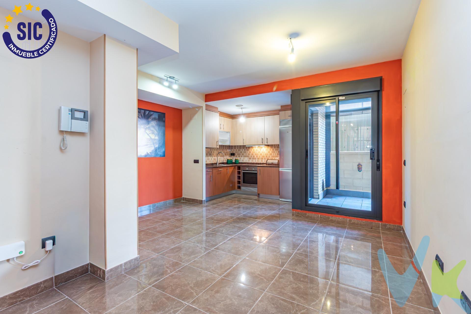 Si buscas una vivienda cerca del mar, esta es una oportunidad que no puedes dejar pasar. Ubicada en una excelente zona junto al puerto, a tan solo 100 metros de la playa y rodeada de paseo marítimo con amplia oferta de ocio, restauración y servicios, esta propiedad destaca por su localización privilegiada. La vivienda se sitúa en una primera planta y cuenta con una terraza interior de uso privativo, un espacio versátil con muchas posibilidades: desde zona chill-out hasta rincón verde o comedor exterior (se incluyen propuestas de recreación virtual para ayudarte a visualizar su potencial). En el interior encontramos un espacio de concepto abierto, con una agradable zona de salón-comedor integrada con una cocina totalmente equipada, creando un ambiente práctico y funcional para el día a día. Además, la vivienda dispone de sistema de aire acondicionado por conductos con bomba de frío y calor, garantizando el máximo confort durante todo el año. Dispone de dos dormitorios, ambos con ventana a la terraza. El dormitorio principal cuenta con armario empotrado, aportando comodidad y capacidad de almacenaje. La vivienda se completa con un baño completo. Una propiedad versátil que encaja tanto como vivienda habitual, segunda residencia junto al mar o como inversión con alta demanda en la zona. (*) Cláusula de Transparencia y Desglose de Gastos. En cumplimiento de las obligaciones de información previstas en la Ley 10/2025, de 28 de diciembre, de servicios de atención a la clientela y transparencia, así como en la normativa sectorial vigente, se hace constar que el precio indicado no incluye los gastos e impuestos inherentes a la adquisición, los cuales se desglosan a continuación:. - Impuesto sobre Transmisiones Patrimoniales (ITP): Se aplicará el tipo impositivo vigente en la Comunidad Valenciana, generalmente el 10%, sin perjuicio de tipos reducidos aplicables según las circunstancias personales del comprador o las características del inmueble. El impuesto se devenga sobre el Valor de Referencia Catastral o el precio de venta, aquel que resulte superior. Para una información exhaustiva sobre el funcionamiento, tipos impositivos y bonificaciones del ITP, puede consultar el portal oficial de la Agencia Tributaria autonómica en el siguiente enlace: www.atv.gva.es/es/itpajd. - Gastos de Notaría: Los honorarios notariales se calcularán conforme al arancel oficial regulado en el Anexo I, del Real Decreto 1426/1989, de 17 de noviembre, por el que se aprueba el arancel Notarial. - Gastos de Registro: La inscripción en el Registro de la Propiedad se facturará según el arancel oficial establecido en el Anexo I, del Real Decreto 1427/1989, de 17 de noviembre, por el que se aprueba el arancel de los Registradores de la Propiedad. - Gastos de Gestión: Los honorarios por la tramitación administrativa, liquidación de impuestos e inscripción registral, en el supuesto de ser a cargo de la agencia inmobiliaria, ascienden a 302,50 € (IVA incluido). - Honorarios Agencia del Vendedor: incluidos en el precio publicado. - Honorarios Agencia del Comprador: Se informa que eventualmente podrían existir honorarios profesionales a cargo del adquirente, en aquellos casos en que se hubieran contratado previamente los servicios específicos del encargo de compra y en ningún caso estarán vinculados al precio. 