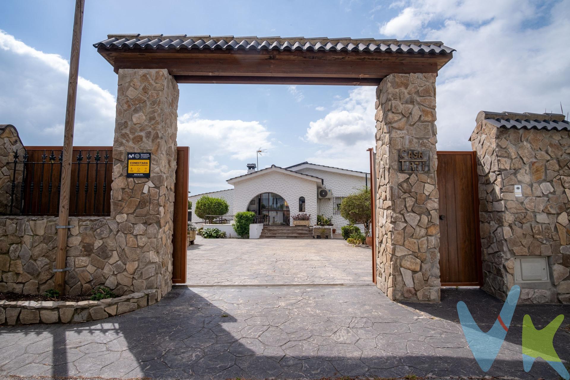 Espectacular chalet con todas las comodidades para vivir, ubicado en una zona privilegiada a escasos minutos del mar. Este magnífico inmueble cuenta con amplios espacios interiores que se distribuyen inteligentemente, ofreciendo un ambiente acogedor y funcional ideal tanto para familias como para aquellos que buscan disfrutar del sol y la brisa marina. El jardín exterior está perfectamente cuidado, proporcionando un entorno relajante donde puede disfrutar de agradables barbacoas o simplemente descansar al aire libre. Entre sus características destacan modernas instalaciones eléctricas e hidráulicas, calefacción centralizada y climatización en cada habitación. La propiedad también incluye un garaje privado  así como acceso directo a zonas comunes bien mantenidas . Sin duda alguna es una oportunidad única de inversión; la casa dispone de cuatro dormitorios con dos baños, salon con chimenea, aire acondicionado, cocina comoda. Junto a la casa un dormitorio de invitados. Ideal para disfrutar del buen tiempo con su piscina, salon de recreo y zona de ocio. Ven a verlo que te sorprenderá. OPERACION SUJETA A ITP TIPO GENERAL 7% RESPECTO AL PRECIO, EN CASO ESPECIALES SE PUEDE VER REDUCIDO AL 6% O 3,5% EN VIRTUD DE LA LEY 5/2021 DE 20 DE OCTUBRE DE TRIBUTOS CEDIDOS DE LA COMUNIDAD AUTONOMA DE ANDALUCIA. EL COMPRADOR EN CASO DE QUERER ADQUIRIR LA VIVIENDA A TRAVES DE LA AGENCIA DEBERA ABONAR A ESTA UNOS HONORARIOS QUE ASCIENDE AL 3% DEL PRECIO DE LA COMPRAVENTA MAS IVA DEL 21%. LOS GASTOS APROXIMADOS DE NOTARIA Y REGISTRO SE CIFRAN EN 1500€, EL IMPORTE EXACTO DEPENDERA DEL PRECIO FINAL DE LA COMPRAVENTA, NUMERO DE COPIAS DE LA ESCRITURA, NUMERO DE PAGINAS DE LAS ESCRITURA, COMPLEJIDAD, ETC. EN VIRTUD DE LO DISPUESTO EN EL ANEXO I DEL REAL DECRETO 1426/1989  (ARANCEL DE NOTARIA) Y ANEXO I DEL REAL DECRETO 1427/1989 POR EL QUE SE APRUEBA EL ARANCEL DE LOS REGISTRADORES DE LA PROPIEDAD. EN CASO DE NECESIDAD DE FINANCIACION BANCARIA PARA LA COMPRA, LOS GASTOS DE LA MISMA DEBERAN SER OBTENIDOS DE LA ENTIDAD BANCARIA QUE VAYA A FINANCIAR LA OPERACION. SE HACE CONSTAR QUE LA AGENCIA EFECTUA UNA LABOR DE INTERMEDIACION, Y QUE LAS CONDICIONES FINALES DE LA COMPRAVENTA QUEDAN SUJETAS A LA ACPEPTACION EXPRESA DE LA PARTE VENDEDORA Y A LA ULTERIOR FORMALIZACION DEL CONTRATO.