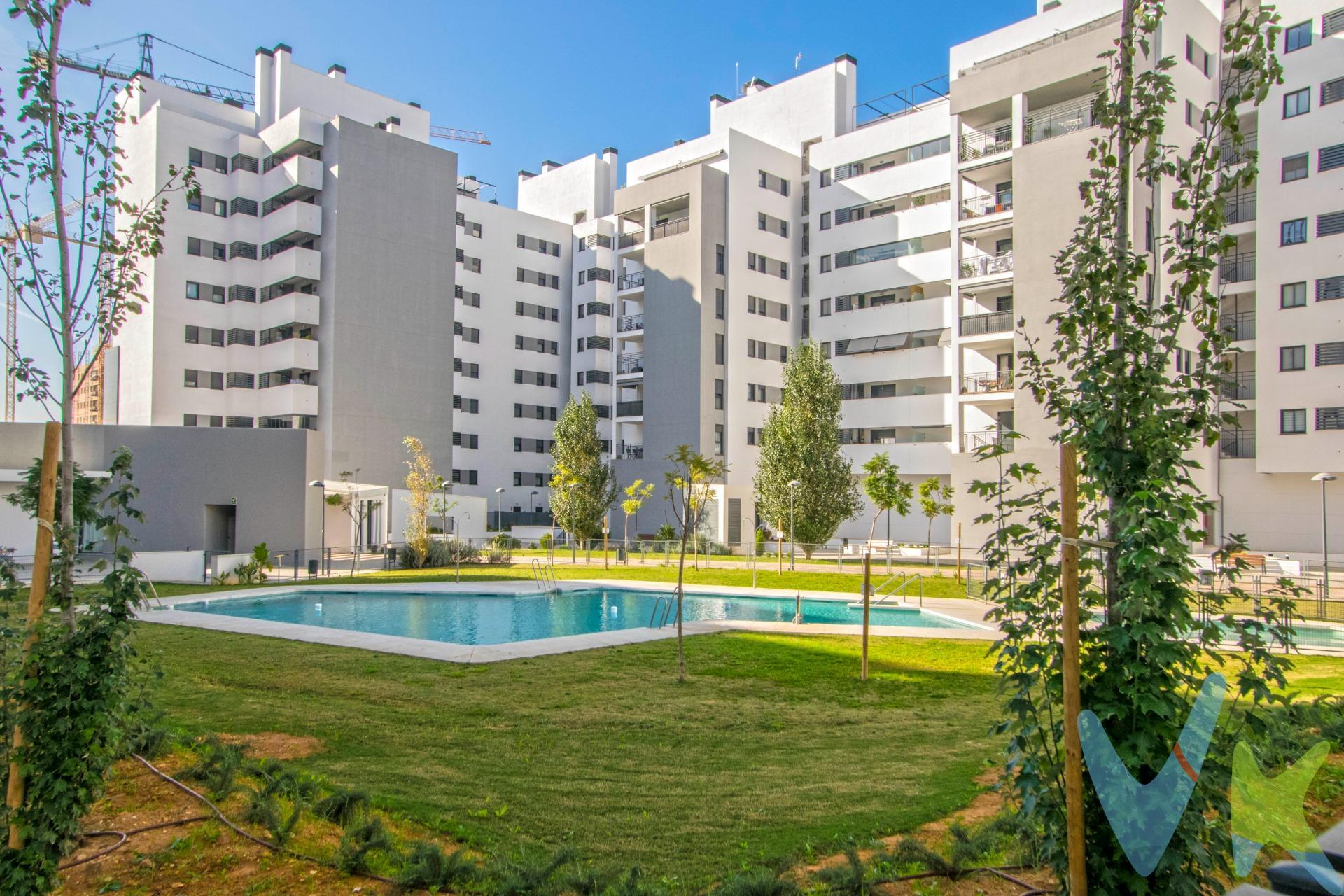 Magnífico piso a estrenar en Entrenúcleos, con PLAZA DE GARAJE, TRASTERO y una espectaculares zonas comunes con PISCINA COMUNITARIA, ZONA INFANTIL, GIMNASIO y SALA GOURMET!!. No dejes escapar esta oportunidad de vivir en una zona inmejorable con todas las comodidades que puedas imaginar. Este fantástico piso tiene 137m2 construidos distribuidos en un amplio hall que nos da paso a una amplia cocina independiente amueblada con práctico lavadero y equipada con placa vitrocerámica, campana extractora y horno. Gran salón muy acogedor con salida a una bonita terraza con vistas a las zonas comunes. Cuatro estupendos dormitorios con armario empotrado en cada uno de ellos y dos baños completos, uno con bañera en pasillo distribuidor, y el otro con placa de ducha en suite. Excelentes calidades con solería de tarima y gres, puertas de madera lacadas en blanco, ventanas climalit y climatización central. Ponte en contacto con nosotros para visitarlo, estamos seguros que te encantará!!. Informamos a nuestros clientes compradores que el precio de venta no incluye lo siguiente: Honorarios de la agencia inmobiliaria, Impuestos (I.T.P., I.V.A. o A.J.D., en su caso) ni otros gastos de la compraventa (gastos de Registro de la Propiedad, Notaría, Gestoría ni de posible Financiación). Documento D.I.A. a disposición del consumidor según Decreto 218/2005 Junta de Andalucía.