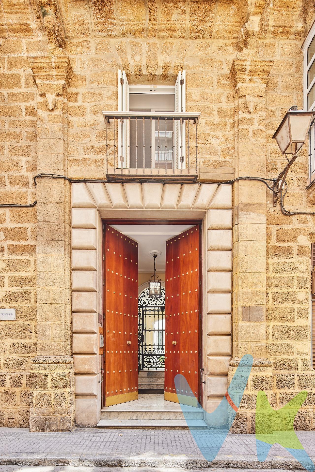 Descubre este encantador PISO ubicado en el corazón de Cádiz, a pocos pasos de la emblemática Alameda Apodaca y la Plaza de San Antonio. Se encuentra ubicado en una finca rehabilitada, con ascensor, muy bonita y con mucho encanto.  **** Consta de salón amplio, cocina independiente, dos dormitorios y cuarto de baño completo.  A pesar del bullicio urbano, podrás gozar de su tranquilidad y luminosidad que inunda cada rincón gracias a sus amplios ventanales. El inmueble cuenta con varios armarios empotrados que ofrecen gran capacidad para almacenamiento sin sacrificar espacio útil. Ideal tanto como residencia habitual o inversión por su excelente ubicación en pleno centro histórico donde puedes acceder fácilmente a tiendas, restaurantes y servicios públicos. . 