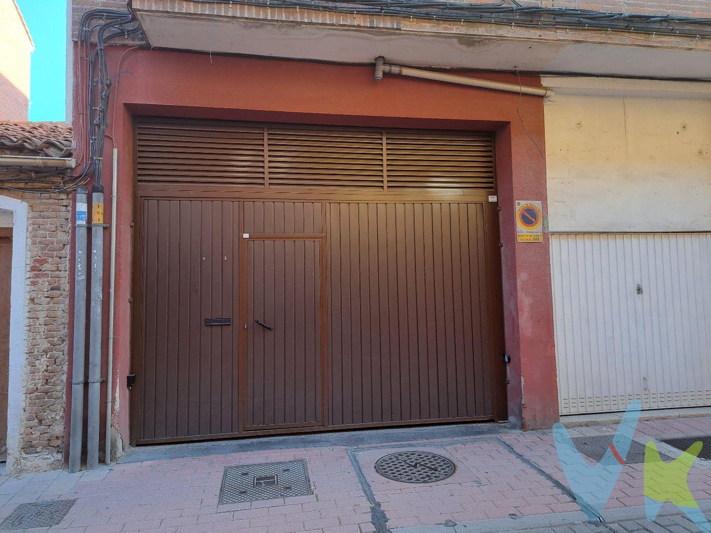 Se vende plaza de garaje en las Delicias, en la Calle Canarias, junto al Paseo Farnesio. Primer sótano, rampa de fácil acceso. Puerta automática con mando. Plaza de garaje para coche pequeño. ¡¡¡ Sólo 9.000€!!!. 