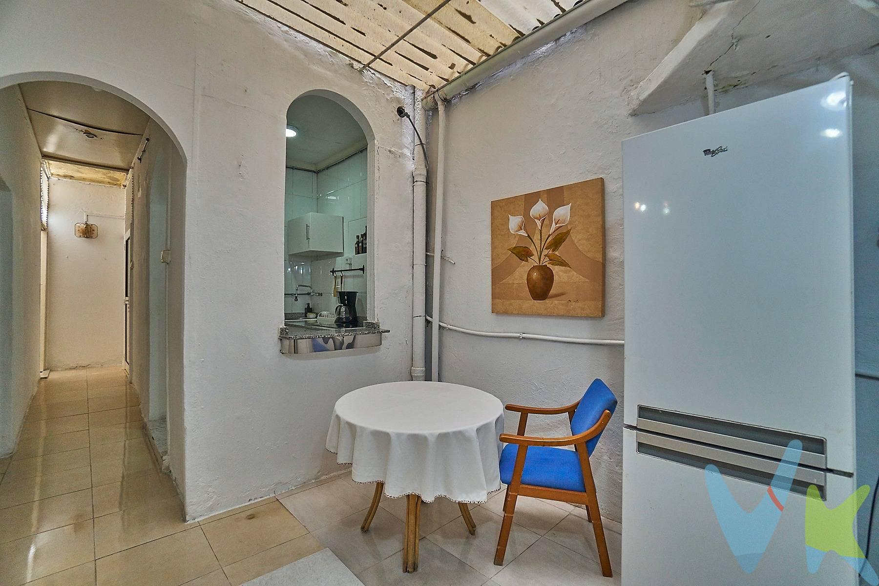 Se vende acogedor piso bajo a nivel de calle, ideal para quienes buscan comodidad sin barreras arquitectónicas: acceso directo sin necesidad de subir escaleras. La vivienda cuenta con 2 dormitorios, un amplio salón, 1 baño y cocina independiente, ofreciendo una distribución funcional y cómoda para el día a día. Dispone además de dos espacios extra muy versátiles:. Patio trasero cubierto, perfecto como trastero y despensa. Patio interior cubierto de uso privativo, ideal como comedor adicional, zona de relax o espacio multifuncional. Ubicado en un edificio tranquilo de tan solo 3 vecinos, con acceso desde el hall común y sin gastos de comunidad, lo que lo convierte en una opción aún más atractiva. Destacan sus techos altos, que favorecen la ventilación natural y ayudan a mantener una temperatura agradable durante todo el año. Su ubicación es inmejorable: en La Isleta, a solo 500 metros de la playa de Las Canteras (zona La Puntilla), rodeado de todos los servicios y con el mar a un paso. Ideal tanto como vivienda habitual, inversión o segunda residencia.