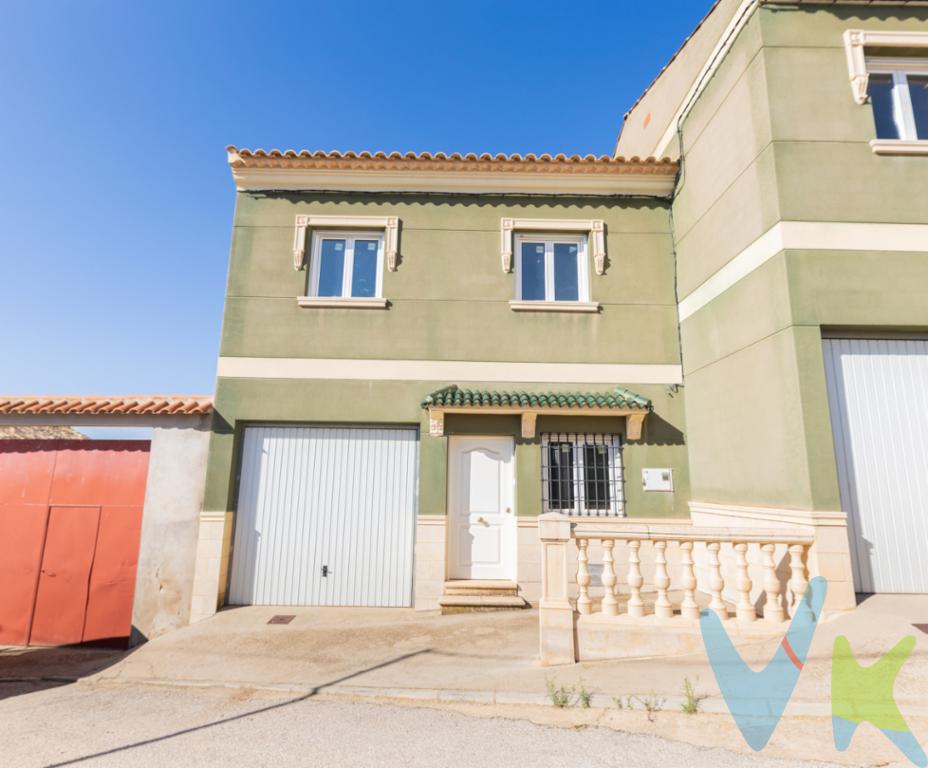 Presentamos una impresionante casa pareada disponible para la venta en la tranquila localidad de Hontecillas. Esta residencia es ideal para aquellos que buscan un hogar espacioso, moderno y bien ubicado. Construida en el año 2010, esta propiedad de obra nueva se convierte en una atractiva inversión para cualquier comprador exigente.Con una superficie útil de 117,87 metros cuadrados y una superficie construida de 142,45 metros cuadrados, la casa se encuentra nueva a estrenar, lista para entrar a vivir y disfrutar de sus encantadoras características. Su diseño actual y funcional se distribuye en tres cómodas habitaciones, perfectas para alojar a toda la familia. Estas estancias luminosas y bien proporcionadas garantizan el confort necesario para un estilo de vida relajado.La propiedad viene equipada con un amplio garaje privado, una ventaja indispensable para aquellos que valoran la seguridad y comodidad de tener su vehículo protegido. Además, el garaje proporciona espacio adicional de almacenamiento, lo cual es siempre un valor añadido.Uno de los aspectos más destacados de esta casa es su conexión perfecta con los servicios básicos de infraestructuras, incluyendo el alcantarillado, lo que asegura un funcionamiento eficiente y sin preocupaciones. Las familias con niños o los residentes que dependen del transporte público encontrarán muy conveniente la proximidad de una parada de autobús cercana, brindando fácil conexión con otras poblaciones.Los materiales de alta calidad y los acabados de la casa reflejan el gusto por el detalle y la durabilidad. Todo en ella fue diseñado pensando en la practicidad y la elegancia. La arquitectura moderna se complementa con espacios luminosos que aportan una atmósfera de serenidad y bienestar.La ubicación de la vivienda en Hontecillas ofrece una combinación perfecta entre la tranquilidad de vivir en un entorno relajante y la conveniencia de tener cerca el pueblo de Valverde del Júcar donde encontrarás todos los servicios necesarios para el día a día. A su alrededor, un pueblo precioso que te enamorará con diversas opciones de ocio como su polideportivo y el pantano de Alarcón, donde podrás practicar natación, pesca deportiva o navegar tu embarcación de recreo.Invitamos a los interesados a conocer esta propiedad en persona y descubrir todo lo que ofrece este precioso inmueble y su entorno. La visita permite apreciar la sensación de amplitud y comodidad que emanan de sus espacios interiores, mientras que el exterior refleja el cuidado mantenimiento de una construcción moderna. Esta casa es una oportunidad única de encontrar un hogar definitivo con las características más demandadas en el mercado inmobiliario actual.No deje pasar la oportunidad de vivir en un entorno idílico, con las ventajas de una casa nueva y funcional. Contáctenos para concertar una visita y experimentar en primera persona las cualidades que hacen de esta vivienda una opción irresistible para su próximo hogar. Su nuevo comienzo en Hontecillas está a un paso de hacerse realidad.Estamos seguros de que se sentirá como en casa desde el primer momento. Para más información o concertar una visita, estaremos encantados de atenderle. No deje pasar este gran lugar, que puede ser su próximo hogar.OBSERVACIONES:* En nuestra agencia contamos con el distintivo de Agencia Registrada en el Registro de Agentes Inmobiliarios de la Comunidad Valenciana y cumplimos con todos los requisitos que debe tener un profesional del sector inmobiliario.* Por mandato expreso del propietario, COMERCIALIZAMOS ESTE INMUEBLE EN EXCLUSIVA, lo que le garantiza el acceso a toda la información, a un servicio de calidad, un trato fácil, sencillo y sin interferencias de terceros. Por este motivo, se ruega NO MOLESTAR AL PROPIETARIO, a los ocupantes de la propiedad o a los vecinos. Si usted es agente inmobiliario y tiene un cliente para este inmueble, llámenos estaremos encantados de colaborar. Muchas gracias por su comprensión.* La oferta está sujeta a cambios de precio o retirada del mercado sin previo aviso. Este anuncio en su conjunto, incluyendo textos, fotos, imágenes o cualquier otro contenido de este, no es vinculante dado que la información es ofrecida por terceros y puede contener errores. Se muestra a título informativo y no contractual.* El precio anunciado NO INCLUYE los impuestos, ni los gastos de la compraventa. A tal efecto, se informa que al referido precio habrá que añadirle los gastos propios de la transmisión inmobiliaria, entre los que cabe enumerar los siguientes: honorarios notariales, impuesto al que se encuentre sujeta la transmisión (Impuesto sobre el Valor Añadido o Impuesto sobre Transmisiones Patrimoniales y Actos Jurídicos Documentados, según el caso), gastos de inscripción en el Registro de la Propiedad, honorarios de gestoría, tasación, seguros y honorarios de intermediación de la agencia inmobiliaria.* Esta propiedad se pone a la venta con toda la documentación comprobada y en regla, por lo que ofrecemos GARANTÍAS a los compradores.*¿Qué te ofrecemos en nuestra agencia? - Agilizamos y hacemos más cómodo el proceso. - ¡Nos ocupamos de todo! Cero preocupaciones. - Recibe apoyo legal y fiscal durante todo el proceso. - Experto inmobiliario 100% a tu lado. - Asistencia post venta ¡Seguimos a tu lado! Si deseas saber más, no dudes en ponerte en contacto con nosotros.