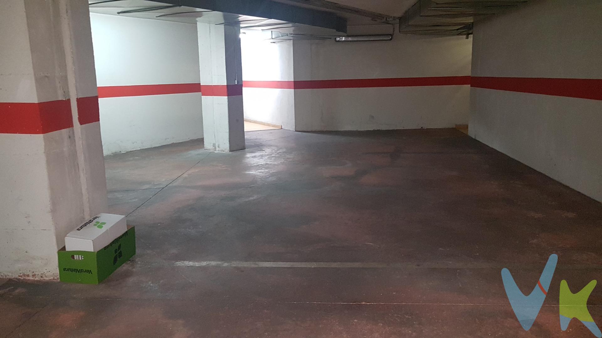 ¿Cansado de buscar aparcamiento?. Tenemos una amplia plaza de parking en el centro de Ponferrada, con una ubicación privilegiada. Al lado del centro comercial, centro de salud, institutos.. Con fácil acceso desde el exterior y puerta automática. Entrada con dimensiones reducidas, aunque la plaza es grande, recomendable para coches pequeños y medianos. Por mandato expreso del propietario, comercializamos este inmueble en exclusiva, lo que garantiza el acceso a toda la información, a un servicio de calidad, en un trato fácil, sencillo y sin interferencias de terceros. Por este motivo, se ruega no molestar al propietario, a los ocupantes de la propiedad o a los vecinos. Muchas gracias por su comprensión. 
