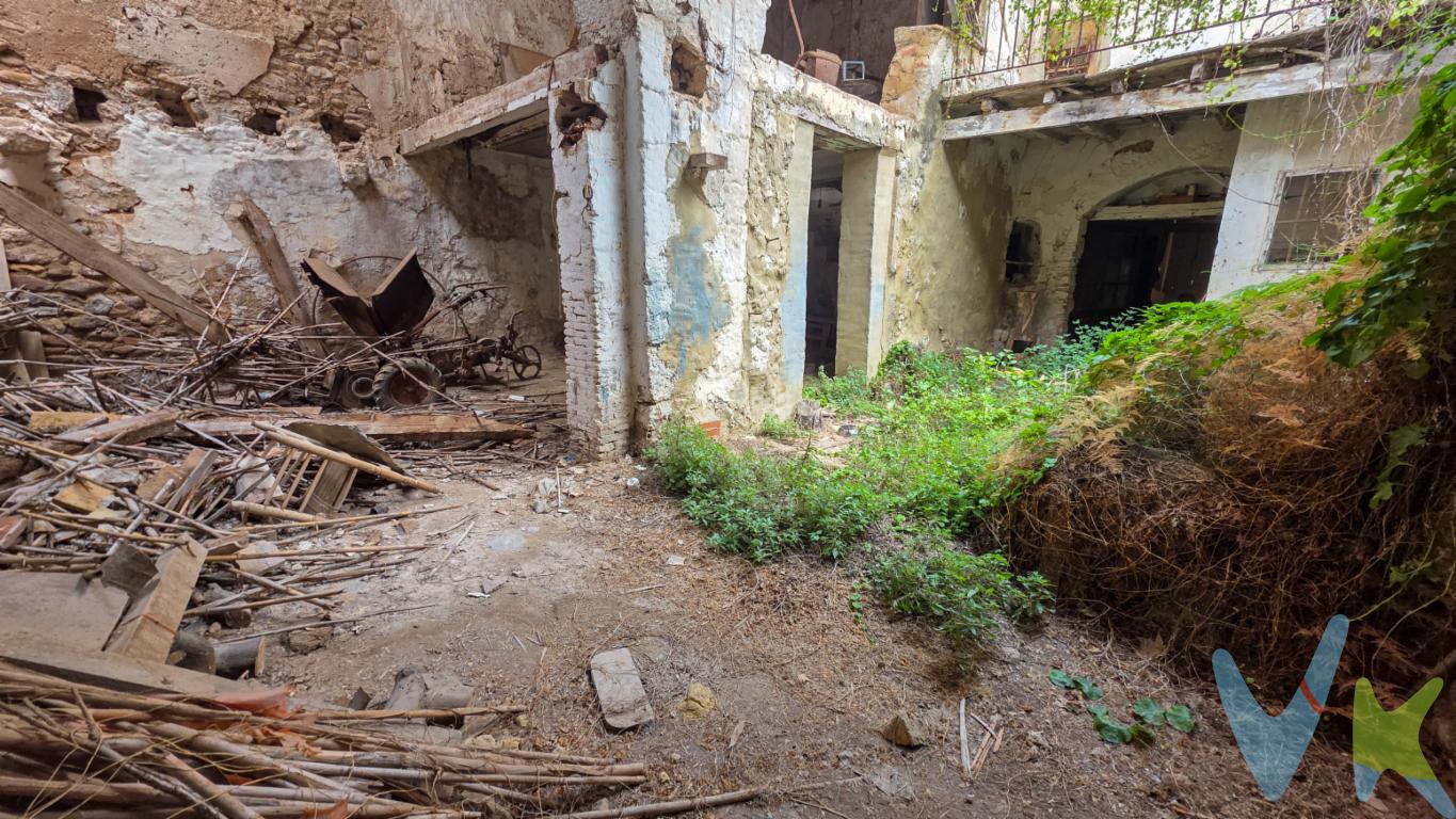  ¡Bienvenido a la oportunidad de adquirir una magnífica casa en el corazón histórico de Sagunto-Sagunt! Situada en la codiciada zona de Centro - El Castillo 2, esta residencia es ideal para quienes buscan un entorno lleno de historia y encanto. Con una superficie útil de 300 metros cuadrados y 323 metros construidos, ofrece un espacio generoso para disfrutar de un hogar amplio y cómodo.Construida en el año 1900, la propiedad mantiene el carácter encantador y distintivo de su época, combinado con las comodidades modernas necesarias hoy en día. Se trata de una vivienda perfecta para los amantes de las propiedades con historia que deseen personalizar un hogar a su estilo. La casa dispone de seis habitaciones espaciosas, lo cual la convierte en una opción extraordinaria para familias grandes que necesiten espacio adicional para oficinas, estudios o habitaciones de invitados.El diseño tradicional y la estructura sólida del inmueble son una muestra fiel de la arquitectura de su tiempo, con detalles como vigas expuestas y suelos de mosaico que destacan su carácter histórico. Cada uno de los rincones de esta casa tiene un potencial enorme para convertirse en espacios acogedores y funcionales, donde vivir momentos inolvidables.A pesar de su antigüedad, la casa está bien conservada y ofrece múltiples posibilidades de reforma para adaptarla a las necesidades contemporáneas. Quienes aprecian la luz natural encontrarán en esta casa un aliado inmejorable, gracias a su excelente orientación que permite un flujo constante de luz natural en todas las estancias.La ubicación es uno de los puntos fuertes de esta propiedad, ya que se encuentra en el centro de Sagunto-Sagunt, una ciudad rica en historia y cultura. Vivir en esta zona ofrece la comodidad de tener a mano todos los servicios necesarios, como tiendas, restaurantes y colegios, a pocos minutos a pie. Además, la cercanía al Castillo de Sagunto proporciona un entorno bello y sereno para realizar paseos y disfrutar de las vistas panorámicas de la ciudad.Esta casa se convierte en una joya escondida en una localidad llena de actividades culturales y eventos a lo largo de todo el año, lo que la hace perfecta tanto para residir de forma habitual como para utilizarla como segunda residencia en un entorno privilegiado.Si está buscando un hogar con carácter y un sinfín de posibilidades, no puede dejar de visitar esta propiedad. Su amplitud permite imaginar y crear espacios únicos que reflejen su personalidad y estilo de vida. No solo está invirtiendo en ladrillos y mortero, sino en una historia que cobra vida en cada esquina de esta residencia única.Contáctenos para programar una visita y descubrir todo lo que esta encantadora casa tiene para ofrecer. Esta no es solo una compra, sino una oportunidad de formar parte de la historia en una de las áreas más atractivas y deseadas de Sagunto-Sagunt. No deje pasar la ocasión de convertir este inmueble en el hogar que siempre ha soñado. ¡Esperamos verle pronto! 