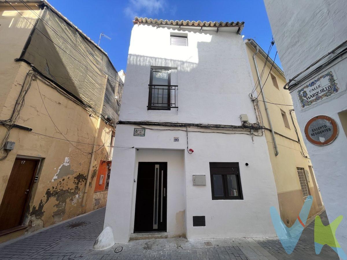 ¿Buscas la inversión perfecta o el hogar de tus sueños en un entorno con un encanto especial?. Descubre esta fantástica casa de pueblo reformada, ubicada en pleno casco antiguo de Requena, en los pintorescos callejones del ayuntamiento. Situada exactamente en la calle Marquillo, esta propiedad histórica del año 1900 dispone de una superficie de 148 m2 construidos. La vivienda se distribuye de manera muy funcional a lo largo de tres plantas principales, aprovechando al máximo cada espacio:. Planta Baja: Al acceder a la propiedad, te recibirá un espacio abierto que cuenta con una moderna cocina americana, ideal para disfrutar de la vida social de la casa. Esta primera altura se completa con un práctico aseo de cortesía y un útil trastero que resolverá todas tus necesidades de almacenamiento. Primera Planta: La zona intermedia de la casa ofrece dos luminosas habitaciones (una amplia habitación doble y otra habitación normal). En este mismo nivel se encuentra un precioso baño completo de estilo moderno, equipado con un generoso plato de ducha. Ultima Planta: En el nivel superior encontramos la mayor zona de descanso, que alberga tres habitaciones (dos de ellas dobles y una normal). Desde esta planta, una cómoda escalera nos da el acceso directo a una magnífica terraza privada. Excelentes Calidades y Acabados:. La vivienda cuenta con una reforma integral pensada para tu comodidad: resistentes suelos de gres, modernas puertas interiores en color blanco, y ventanas tipo Climalit que aseguran un óptimo aislamiento. Tambien dispone de rejas de seguridad. Además, es importante destacar que la fontanería y la electricidad son completamente nuevas. El Producto Ideal para Inversores:. Por su ubicación estratégica, sus buenas calidades y su capacidad total de 5 habitaciones, esta casa es una oportunidad inmejorable para inversores que busquen alta rentabilidad en negocios de turismo rural o en el modelo de alquiler de habitaciones. Y a 2 min del centro, rodeada de todos los servicios. Ideal para vivienda habitual. ¡No dejes escapar esta propiedad lista para entrar a vivir o rentabilizar! Contacta hoy mismo con nosotros para concertar una visita. VENTA:. PVP 129.000€. Gastos e impuestos no incluidos en el precio. La compra conlleva impuestos y gastos de formalización para el comprador. A título orientativo se informa que en segundas transmisiones el ITP con carácter general en Valencia es del 9%, pudiendo existir otros tipos impositivos atendiendo a las circunstancias personales del comprador u otras circunstancias previstas legalmente. Base imponible del impuesto el mayor valor entre el precio de compraventa, la tasación o el valor de referencia catastral. En cuanto a los gastos de notaría y registro, en su caso, suelen oscilar aprox. entre 1,5% y 2,5% (aranceles variables según precio, n.º de copias y complejidad). El comprador elige notario. Si el comprador precisase de hipoteca: tasación, condiciones y costes bancarios serán según entidad elegida por el comprador, así como los gastos de gestoría, y cualesquiera otros gastos inherentes a la formalización de la compraventa que legalmente correspondan a la parte compradora, salvo pacto expreso en contrario con el vendedor. El consumidor tiene, conforme a la normativa vigente, a su disposición información y documentación adicional relativa al inmueble y condiciones de la compraventa, que podrá ser consultada en C/Joaquín Costa 4, bajo 46005 Valencia o urbe2@remax.es. Honorarios de mediación inmobiliaria a cargo del COMPRADOR: (3% del precio final de venta más IVA (21%), salvo otro pacto.); y de VENDEDOR (según acuerdo con el mismo). Se informa al consumidor que la agencia actúa como intermediaria inmobiliaria en la operación, estando cualquier eventual compraventa y sus condiciones sujeta a la aceptación expresa del propietario-vendedor y a la posterior formalización del correspondiente contrato.