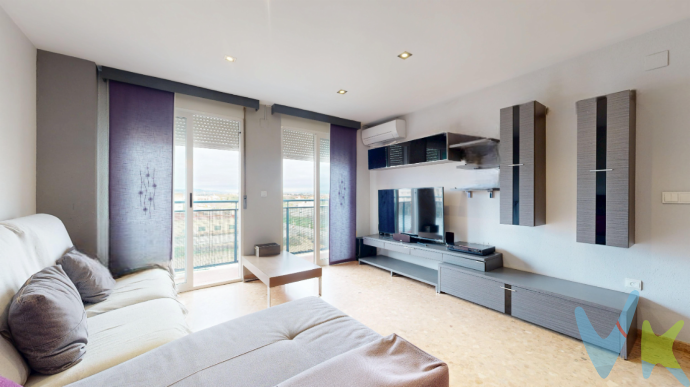 Piso en Albal con GARAJE, ASCENSOR, BALCÓN, 4hab. y 2 baños listo para entrar a vivirParece que estás buscando un hogar que no solo sea espacioso, sino que te ofrezca una ubicación donde la logística diaria deje de ser una preocupación. Albal es ese rincón donde la calma de un pueblo se fusiona con una vitalidad envidiable. Aquí tienes todo a un paso: comercios, servicios y una conectividad excelente mediante autobús y tren que te sitúa en Valencia en minutos. Es el entorno ideal para quienes valoran la tranquilidad sin renunciar al ritmo de la ciudad. Esta vivienda, construida en 2002 y situada en una cuarta planta con ascensor, ofrece una superficie de 110 m². Al entrar, un pasillo distribuye la zona de noche y de día con total coherencia. A la derecha, tres habitaciones exteriores inundadas de luz natural; a la izquierda, un baño funcional. A medida que avanzamos, descubrimos un segundo baño de grandes dimensiones que ofrece un lienzo en blanco para crear un espacio de bienestar a medida. La cocina es independiente, amplia y cuenta con una galería acristalada para mayor comodidad. Al fondo, encontramos la cuarta habitación, que garantiza privacidad absoluta. Justo al lado se abre el salón-comedor: una estancia rectangular y luminosa con un potencial arquitectónico único. La pared que lo separa de la cocina se puede eliminar para crear un espacio abierto y diáfano de concepto moderno. Desde aquí, accedemos a un balcón generoso de vistas despejadas, el lugar perfecto para disfrutar del aire fresco de Albal. Además, la propiedad incluye un amplio garaje de 27 m² de fácil acceso en la planta sótano, eliminando cualquier estrés de aparcamientoSi tienes que vender antes tu vivienda, llámanos y te asesoramos cómo hacerlo para además tener los mínimos gastos posibles y todas las garantías. Agencia Registrada con el nº00516 en el Registro Obligatorio de Agentes Inmobiliarios de la Comunidad ValencianaPor mandato expreso del propietario, COMERCIALIZAMOS ESTE INMUEBLE EN EXCLUSIVA, lo que le garantiza el acceso a toda la información, a un servicio de calidad, un trato fácil, sencillo y sin interferencias de terceros. Por este motivo, se ruega NO MOLESTAR AL PROPIETARIO, a los ocupantes de la propiedad o a los vecinos. Muchas gracias por su comprensión.La oferta está sujeta a cambios de precio o retirada del mercado sin previo aviso. Este anuncio en su conjunto, incluyendo textos, fotos, imágenes o cualquier otro contenido de este, no es vinculante dado que la información es ofrecida por terceros y puede contener errores. Se muestra a título informativo y no contractual.El precio del inmueble no incluye los honorarios de la agencia que ascienden al 4%+IVA del precio final del inmueble, ni los gastos de notaría y registro de la propiedad (que están sujetos a aranceles y varían dependiendo del precio de escrituración), ni los impuestos (que en la Comunitat Valenciana varían dependiendo del precio del inmueble y de las características personales del comprador).Esta propiedad se pone a la venta con toda la documentación comprobada y en regla, por lo que ofrecemos GARANTIAS a los compradores.