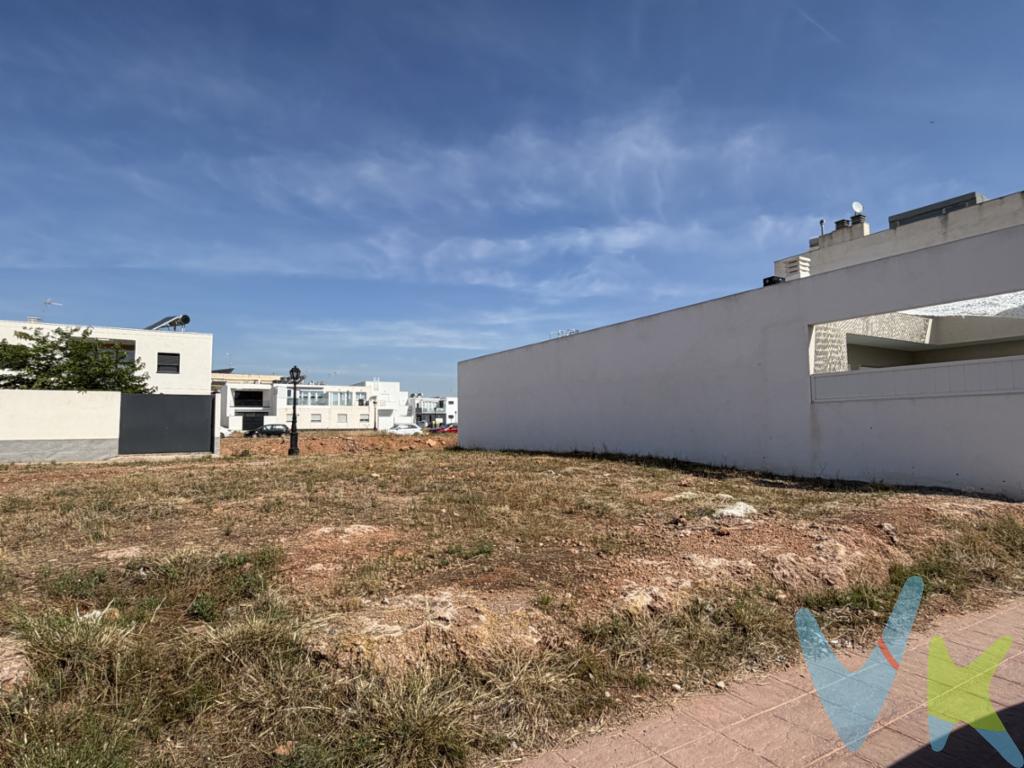 Se vende solar urbano en el Sector IV de Rafelbunyol, una de las zonas con mayor proyección de la población. Parcela de baja densidad con una superficie de 140 m² y excelente orientación este-oeste, lo que garantiza una magnífica entrada de luz natural durante todo el día.Ubicado justo frente al colegio y a tan solo 300 metros del centro del municipio, combina tranquilidad, comodidad y cercanía a todos los servicios: comercios, transporte, zonas verdes y restauración.Ideal para construir una vivienda unifamiliar en un entorno consolidado y familiar, con muy buena conexión y calidad de vida.Una excelente oportunidad tanto para particulares como para inversión.