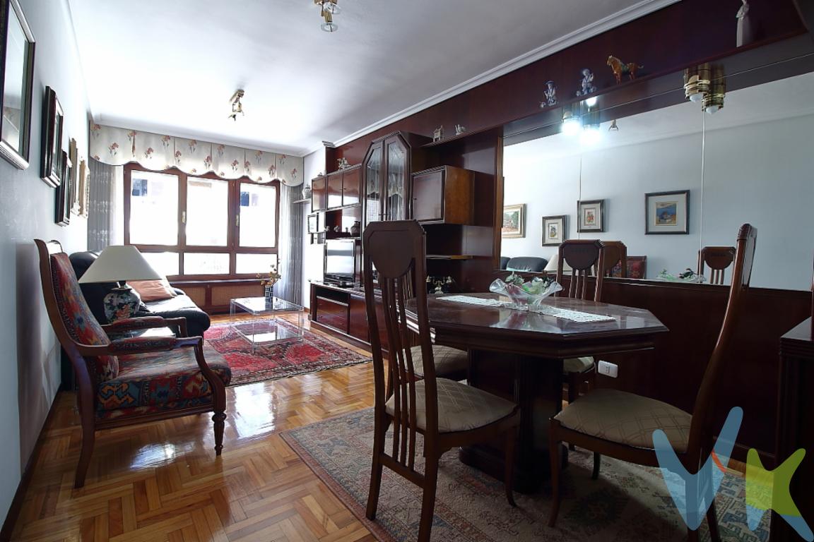 En el corazón de Gijón, presentamos un encantador piso en venta ubicado en la zona Centro. Con una distribución perfecta para cualquier familia, este espacioso inmueble ofrece una combinación de confort y funcionalidad que no querrá dejar de visitar. La propiedad se encuentra situada en la tercera planta de un edificio con ascensor, brindando fácil acceso y conveniencia para sus residentes.Con sus 80.06 metros cuadrados útiles, el piso cuenta con tres habitaciones amplias y luminosas, ideales para descansar y disfrutar de una buena calidad de vida. La cocina completamente amueblada y equipada con electrodomésticos. Este espacio funcional se conecta sutilmente con el resto de la estancia, fomentando la interacción y convivencia entre los residentes.Además, la propiedad ofrece el valor añadido de un trastero, perfecto para el almacenamiento de objetos personales y organización del hogar. Esta característica garantiza un hogar libre de desorden y siempre listo para recibir visitas.La ubicación de este inmueble es inmejorable. Se sitúa a una corta distancia de los principales servicios de transporte público, como trenes y autobuses, facilitando sus desplazamientos diarios tanto dentro como fuera de la ciudad. La cercanía con estos servicios asegura una conectividad inigualable y una calidad de vida envidiable para usted y su familia.Este piso amueblado está listo para ser habitado, con un estilo clásico que proporciona armonía visual y funcionalidad. Con un espacio construido de 90.59 metros cuadrados, la propiedad es ideal para aquellos que buscan una combinación equilibrada entre tamaño y funcionalidad. No pierda la oportunidad de conocer este espacio, que promete convertirse en el hogar que siempre ha soñado.Le animamos a concertar una visita para experimentar de primera mano la calidez y el atractivo de este piso excepcional. Esta es una verdadera joya en el corazón de Gijón que cumple todos los requisitos para albergar una vida plena y satisfactoria. ??portunities como estas no aparecen todos los días, y el momento de actuar es ahora. Contáctenos para más detalles y permita que esta propiedad hable por sí misma. Estamos seguros de que cada rincón de este piso superará sus expectativas y le hará sentir que verdaderamente está en casa.Gastos e impuestos no incluidos en el precio. A título orientativo, en segundas transmisiones, el comprador abonará el Impuesto sobre Transmisiones Patrimoniales (ITP). Para consultar los porcentajes del ITP en Asturias puede hacerlo a través de la web oficial de servicios tributarios del Principado de Asturias https://sede.tributasenasturias.es/sites/sede/default/es_ES/Que-quieres-hacer/Transmisiones-Patrimoniales-y-AJD. La base imponible será el mayor valor entre precio de compraventa, tasación o valor de referencia catastral. Gastos de notaría y registro aranceles variables según precio, número de copias y complejidad). El comprador escoge libremente notario. El vendedor asume, por ley, los gastos que le correspondan, salvo pacto en contrario. Si se precisa hipoteca: Tasación, condiciones y costes bancarios según entidad elegida por el comprador; así como los gastos de gestoría y cualesquiera otros inherentes a la formalización de la compraventa. De acuerdo con la ley, no se incluyen en el precio otros gastos o tributos que legalmente correspondan al comprador. Honorarios de intermediación inmobiliaria a cargo del vendedor y honorarios de mediación inmobiliaria del 2% más I.V.A. a cargo del comprador. El consumidor tiene derecho, conforme a la normativa vigente, a disponer de información y documentación adicional relativa al inmueble y condiciones de la compraventa, accesible en la sede física de la agencia en la calle marques de casa valdes 7 de Gijón o a través del correo electrónico info@agenciadomingo.com. La agencia actúa exclusivamente como intermediaria en la operación. Cualquier compraventa y sus condiciones quedan sujetas en todo caso a la aceptación expresa del vendedor del inmueble y a la posterior formalización del correspondiente contrato. El presente anuncio tiene carácter meramente informativo; la información suministrada se corresponde con la disponible a la fecha de publicación, pudiendo variar en función de las circunstancias o actualizaciones legales, contractuales y fiscales.