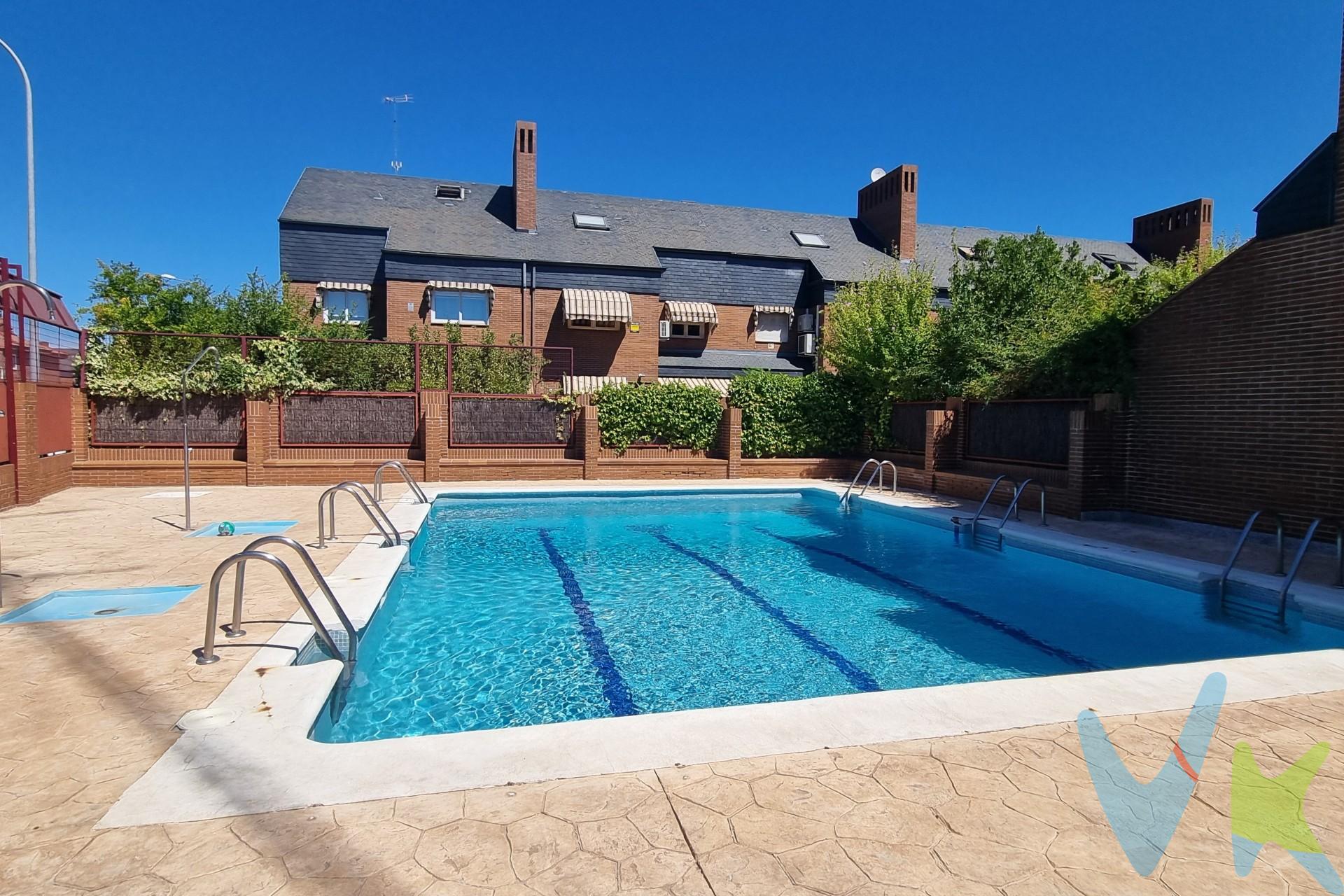 CHALET PAREADO de ESQUINA, ubicado en parcela de 250 m² y con 154 m² de espacios ajardinados dotados de pérgola metálica y barbacoa de obra. Situado en una de las zonas más demandadas de Alcorcón, Prado Santo Domingo, en Retamas, con todos los servicios al alcance de la mano: colegios, centros comerciales, transporte público y excelentes accesos a principales vías de comunicación.

La vivienda está en PERFECTO ESTADO y se desarrolla en 212 m² útiles distribuidos en 4 plantas, ofreciendo seis habitaciones, varias de ellas resultantes de unir diversas estancias. Cuenta con 2 suites de 25 m² cada una, en primera y segunda planta o bajo cubierta, con sus correspondientes baños con plato de ducha; 1 habitación con baño completo privado en planta primera, además de otra habitación con armarios empotrados; 1 habitación y un baño completo en planta baja o principal; 2 salones de 30 m², uno en planta principal, con chimenea y acceso directo al jardín, y otro en planta sótano. La cocina, con espacio para comer, destaca por su amplitud y gran capacidad de almacenaje. Además cuenta con gimnasio propio, zona de lavandería y varias zonas de trastero en la planta sótano y en el bajo cubierta.  Aparcamiento privado con espacio para 2 coches y desde el que se puede acceder directamente a la casa.

Inmueble con importantes mejoras, estupendas calidades y muy bien cuidado, con una ubicación y orientación privilegiadas. En definitiva, el hogar ideal para quienes buscan espacio, comodidad y calidad de vida en una de las zonas más demandadas de Alcorcón. 

¡Ven a visitar esta casa y enamórate de tu nuevo hogar!.

El comprador tendrá un coste adicional de un 1,5%, IVA no incluido, sobre el precio publicado. Este importe no está incluido en el precio publicado en venta y será facturado al comprador.