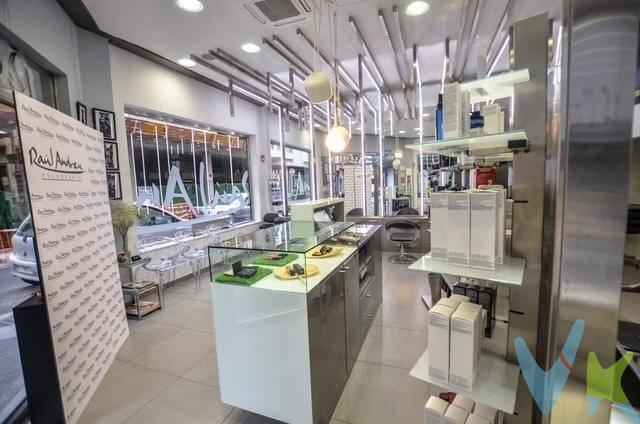 LOCAL COMERCIAL PRIME EN ESQUINA – INVERSIÓN CON RENTABILIDAD GARANTIZADA. Exclusivo local comercial en ubicación prime, a escasos metros de la Playa de Las Canteras y en plena zona comercial próxima a Mesa y López, una de las áreas más demandadas de Las Palmas de Gran Canaria. El local hace esquina, dispone de amplias cristaleras, excelente visibilidad y gran luminosidad, situado en una zona de alto tránsito peatonal y comercial. Actualmente alberga una peluquería de reconocido prestigio, con muchos años de actividad y inquilino consolidado, que continúa con el negocio, lo que garantiza una rentabilidad inmediata y estable desde el primer día. Una oportunidad ideal para inversores y para la materialización de la RIC (Reserva para Inversiones en Canarias), sin necesidad de reformas ni gestión inicial. Se vende con inquilino. Más información y condiciones bajo consulta.