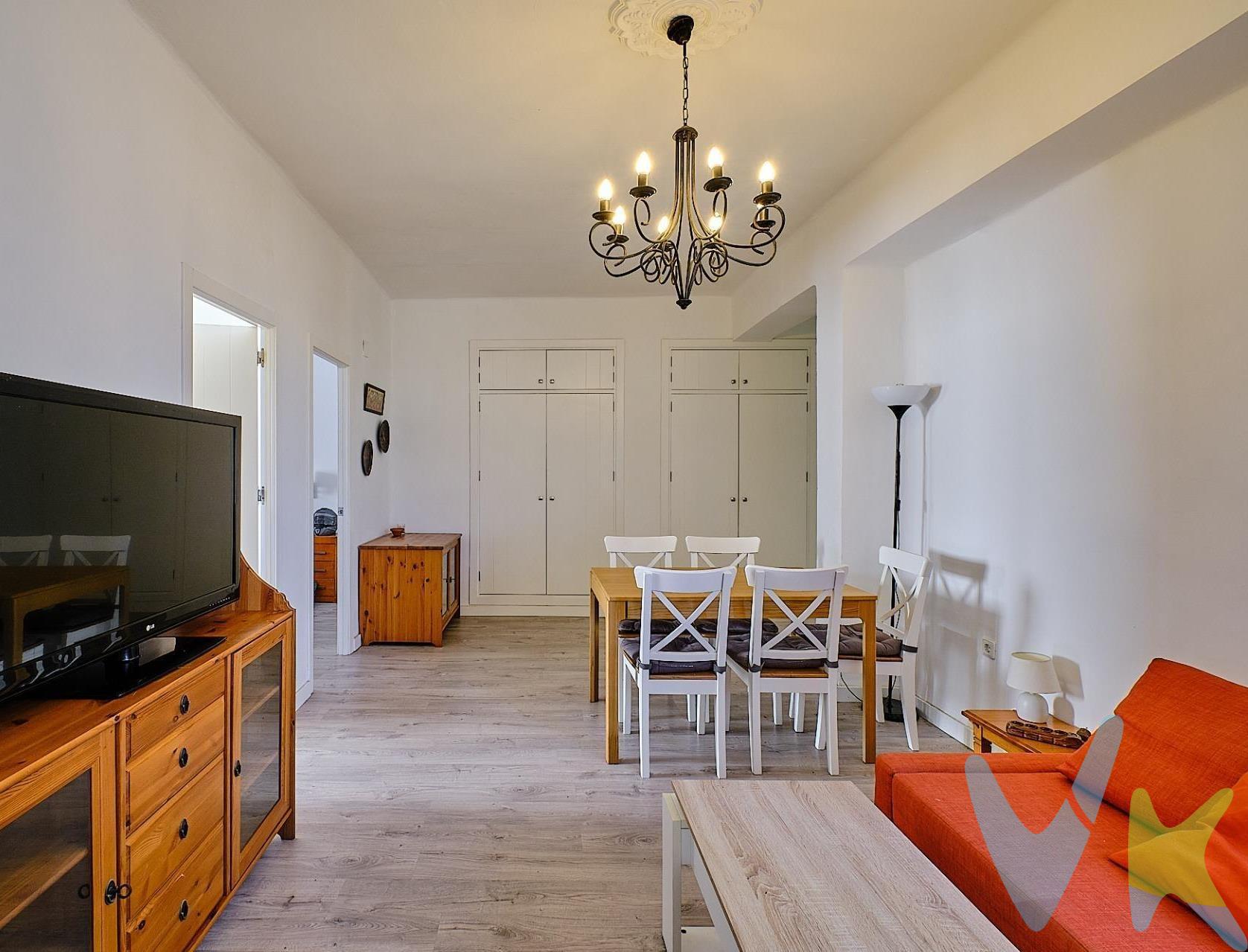 Presentamos en exclusiva esta amplia vivienda ubicada en una de las mejores zonas de Cádiz, a 4 minutos de la playa Santa María del Mar y a 10 minutos del centro. Cerca de supermercados, parques, autobuses, estación... Consta de una espaciosa entrada con armario empotrado, cuatro dormitorios, tres de ellos con muy buen tamaño y uno individual, 2 baños completos, salón con dos enormes armarios empotrados que ayudan a tener almacenaje y dar funcionalidad a la vivienda, cocina independiente totalmente equipada y zona de despensa - lavadero. Todas las estancias tienen ventanas al exterior lo que hacen que la vivienda sea luminosa y tenga mucha ventilación, las vistas a Puerta tierra y al Castillo de San Sebastián le dan un toque peculiar y distintivo!. Posibilidad de plaza de garaje muy cerca de la vivienda (No incluida en el precio). Gastos, Impuestos y Honorarios de la Agencia no Incluidos.  . Si estás interesado en esta vivienda, contacta con nosotros, te ayudamos a encontrar la casa de tus sueños. 