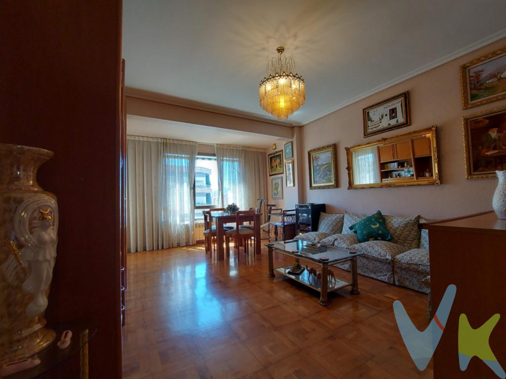 Espectacular vivienda de 4 dormitorios con buen garaje y trastero, en LogroñoPresentamos esta espectacular vivienda, ubicada en plena Avenida de la Paz. Este amplio piso, con una superficie útil de 109.8 metros cuadrados, es una séptima y penúltima  planta. La propiedad ofrece características excepcionales que la convierten en una opción inigualable para aquellos que buscan comodidad y calidad de vida.La vivienda cuenta con cuatro habitaciones, todas ellas bien distribuidas y luminosas, proporcionando espacio más que suficiente para una familia numerosa o para aquellos que necesiten disponer de un despacho o una habitación de invitados. Tiene 2 cuartos de baño, ambos con bañera.El edificio en el que se encuentra, dispone de 2 ascensores a piso llano. Además, este piso incluye una gran plaza de garaje y un trastero. El balcón del que dispone es perfecto para disfrutar de un momento de relax, leer un libro o simplemente observar las vistas y disfrutar del fresco aire de Logroño.La amplitud de las habitaciones, el encanto del balcón, el confort del ascensor, la comodidad del garaje y la utilidad del trastero hacen de esta vivienda una oportunidad que no debería dejar pasar. Esta propiedad combina a la perfección comodidad, ubicación y servicios, ofreciendo una calidad de vida excepcional en el corazón de Logroño.No pierda la oportunidad de visitar este impresionante piso. Para más información y concertar una visita, no dude en ponerse en contacto con nosotros. Quedará encantado con lo que verá. ¡Haga de este piso su nuevo hogar! 