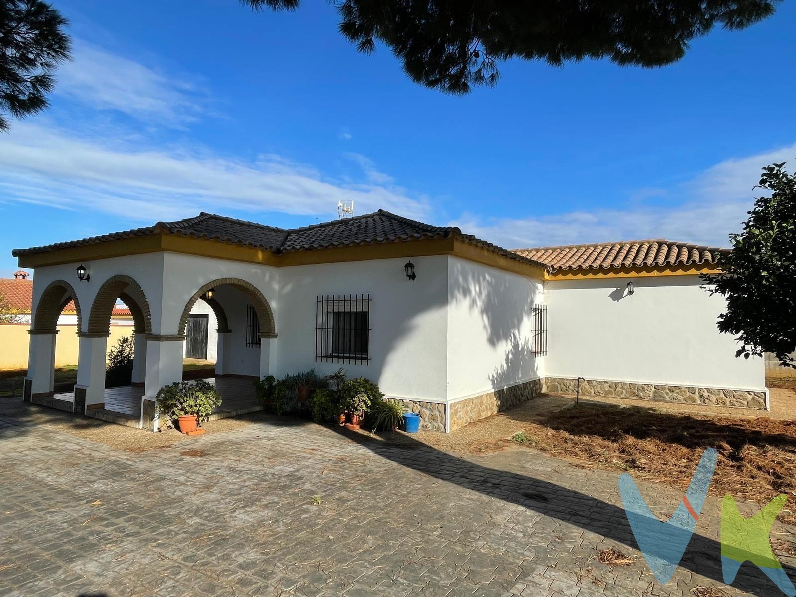 Chalet en Chiclana situado en la zona del Pago Melilla, a tan solo 2,5 Km de la playa La Barrosa, su ubicación es muy buena ya que se encuentra cerca del centro comercial Novo Center donde podrás disfrutar de una variada oferta gastronómica con restaurantes y cafeterías además de servicios como supermercados y farmacia. Con sus 100 m2 construidos  esta propiedad segregada, cuenta con un amplio porche delantero ideal para relajarse al aire libre. En su interior un luminoso salón comedor con chimenea perfecta para los días más frescos,  3 acogedores dormitorios que brindan comodidad a toda la familia, así como 1 baño y cocina independiente. En el exterior nos encontramos con un trastero de 20 m2 perfecto para almacenamiento adicional o herramientas de jardinería, además de una zona pavimentada con hormigón impreso destinada a aparcamiento. Parcela de 1.200 m2. Los gastos de notaría, registro, impuestos, honorarios de la agencia y otros gastos inherentes a la compraventa no están incluidos en el precio. A su vez, disponemos del Documento Informativo Abreviado de la vivienda, según decreto 218/2005 de 11 de Octubre. 