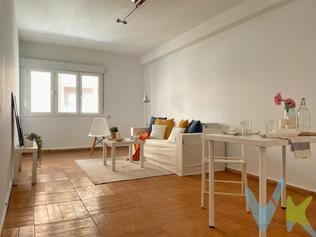 Te presentamos esta fantástica vivienda en el corazón del barrio de Laviada, junto a la estación de Autobuses, compuesta de tres amplios dormitorios, baño y aseo, salón y cocina. Como algo excepcional, dispone del uso y disfrute de un amplio patio al cual se accede desde una de las estancias. La cocina y el salón tienen vistas a la calle Santa Ana, teniendo una pequeña terraza abierta donde se ubica la caldera de gas, que abastece el ACS y la calefacción. La cercanía del centro de salud Puerta la Villa, las comunicaciones con la estacion de tren y autobuses, y los distintos comercios de toda indole, tanto de tienda a pie de calle como de locales de hostelería y restauración.  Centros educativos y centros deportivos hacen de esta opción una oportunidad única para hacer tu vivienda habitual o incluso una segunda residencia. No lo dudes más y ven a visitar esta fantastica oportunidad en pleno centro de Gijon.Se informa a los interesados que el precio de venta indicado no comprende el Impuesto de Transmisiones Patrimoniales (ITP) , los gastos asociados a la compraventa (notaría, registro de la propiedad y otros) ni los honorarios de la agencia inmobiliaria a cargo del comprador.