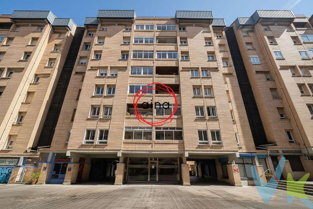 ¡VENTA! Piso luminoso en Zizur Mayor Santa Cruz de Ardoi nº 3 (Primera Plaza)
¡NO INCLUYE DERRAMA APROBADA PARA VENTILACIÓN DE FACHADA Y CAMBIO DE VENTANAS! 
Te presentamos esta luminosa vivienda situada en Zizur Mayor, en la consolidada y tranquila zona de Santa Cruz de Ardoi (Primera Plaza). Se ubica en una primera altura dentro de un edificio de ocho plantas, con muy buena luz natural. Se trata de una vivienda con la instalación eléctrica y fontanería cambiada que cuenta con 92 m² construidos y 85 m² útiles, con una distribución muy funcional y bien aprovechada.Al acceder a la vivienda encontramos un hall de entrada que organiza cómodamente los espacios. A mano derecha se sitúa el salón de aproximadamente 20 m², un espacio amplio y luminoso, ideal para el descanso y la vida diaria. Desde el hall parte un pasillo distribuidor que da acceso al resto de estancias. A mano izquierda se encuentra el baño completo con ducha, de unos 4,5 m². En esta misma zona se distribuyen dos dormitorios de aproximadamente 10,50 m², bien proporcionados y versátiles. Al fondo del pasillo se ubica el dormitorio principal, de unos 10,70 m², que dispone de armario. La vivienda cuenta además con una cocina independiente de 11,35 m², equipada con tendedero, muy práctica para el día a día.
Dispone de calefacción central y agua caliente central, con contador individual, lo que permite un mejor control del consumo.Los gastos de comunidad son de 149 € mensuales, incluida la calefacción.
Plaza de garaje incluida en el precio, aportando un extra de comodidad y seguridad.
 Derrama aprobada para rehabilitación de fachada y mejora de la ventilación, que incluye el cambio de ventanas. Dicha derrama será asumida íntegramente por la parte compradora, lo que supone una importante mejora del edificio. 
Una vivienda ideal para quienes buscan tranquilidad, buena distribución y una ubicación consolidada, con todos los servicios, comercios y buenas comunicaciones a pocos minutos.
INFORMACIÓN LEGAL A TENER EN CUENTA:
ℹ️ Los datos y superficies indicados son aproximados y tienen carácter meramente informativo, sin valor contractual.
El precio de venta no incluye impuestos ni gastos derivados de la transmisión. La compra conlleva impuestos y gastos de formalización para el comprador:

Impuesto I.T.P. (Impuesto de Transmisiones Patrimoniales 6% (Consultar condiciones concretas según circunstancias personales o régimen fiscal aplicable) 
Gastos de Notaría y Registro aproximadamente 1,5%, 
Gastos financieros si se contrata hipoteca.

Los honorarios de intermediación inmobiliaria corren a cargo del vendedor 
¡NO COBRAMOS HONORARIOS AL COMPRADOR!
¿Te interesa? Contacta con nosotros y agenda tu visita sin compromiso
 
 
 