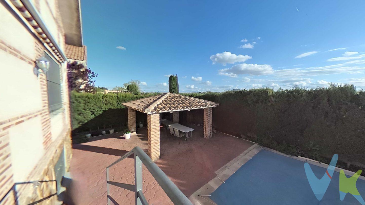 Ven a ver este fabuloso chalet en Cobisa. Escuchamos ofertas. No dejes pasar esta oportunidad. Tenemos financiera para estudiar tu hipoteca de forma gratuita.
Chalet muy amplio. Tiene 3 plantas distribuidas con 6 habitaciones muy amplias, 2 cocinas de 20m2, 2 salones y 3 cuartos de baño con plato de ducha y bañera. 
Superficie:

Parcela 485m2. 
Construcción 375m2

Puertas en Sapelli, ventanas en aluminio con climalit, suelo gres porcelánico, calefacción por gasoil, aire acondicionado con bomba de calor, cocina amueblada.
Jardín exterior con arizónica, piscina y cenador. Garaje para dos vehículos con puerta automática. Sótano con varias habitaciones y cocina. 
Cobisa tiene todos los servicios de colegio, guarderías, centro de salud, supermercados, farmacia, etc. a 7 kilómetros de Toledo.
Disponemos de financiera para hacerte un estudio de viabilidad hipotecaria.
Honorarios de intermediación inmobiliaria no incluidos en el precio.
¡Presenta tu oferta!
Información válida salvo error tipográfico.
 