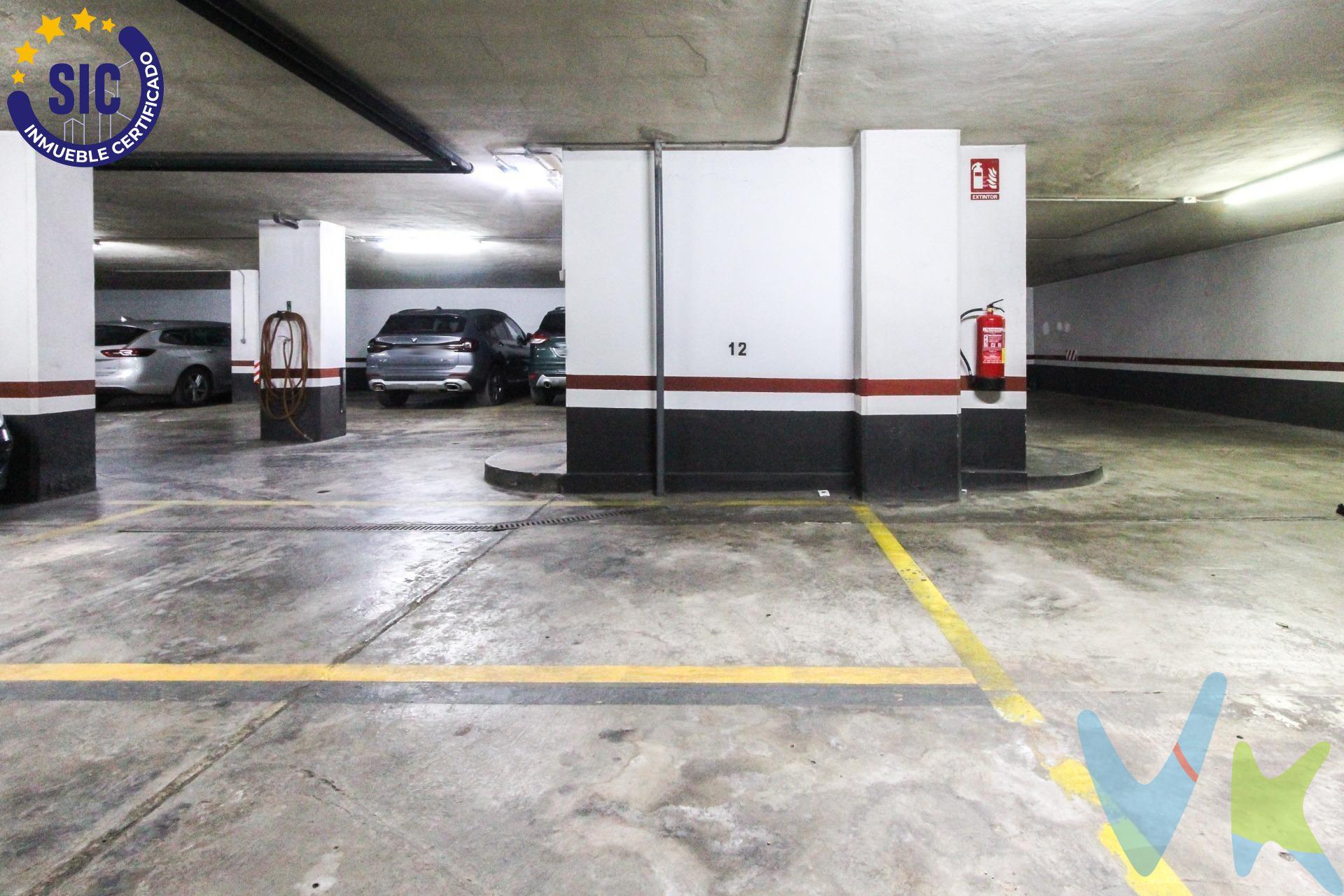 Explora la conveniencia y la amplitud con la plaza de garaje que RE/MAX Urbe 2 tiene disponible para ti. Situada en la prestigiosa Avenida Reino de Valencia, esta plaza ofrece un espacio generoso con medidas de 2,23 metros de ancho por 4,40 metros de largo. . Con esta dimensión, tendrás espacio más que suficiente para estacionar tu vehículo cómodamente y maniobrar sin problemas. Ya sea que busques un lugar para tu coche, moto o bicicleta, esta plaza de garaje te brinda la comodidad y la seguridad que necesitas. ¡No dejes pasar esta oportunidad de garantizar un espacio protegido para tu vehículo en una ubicación privilegiada!. VENTA:. PVP 29.500€.  Gastos e impuestos no incluidos en el precio. La compra conlleva impuestos y gastos de formalización para el comprador. A título orientativo se informa que en segundas transmisiones el  ITP  con carácter general en  Valencia  es del 9%, pudiendo existir otros tipos impositivos atendiendo a  las circunstancias  personales del comprador u otras circunstancias previstas legalmente. Base imponible del impuesto el mayor valor entre el precio de compraventa, la tasación o el valor de referencia catastral. En cuanto a los gastos de  notaría y registro, en su caso,  suelen oscilar aprox; entre 1,5% y 2,5% (aranceles variables según precio, n.º de copias y complejidad). El comprador elige notario. Si el comprador precisase de  hipoteca: tasación, condiciones y costes bancarios serán según entidad elegida por el comprador, así como los gastos de gestoría, y cualesquiera otros gastos inherentes a la formalización de la compraventa que legalmente correspondan a la parte compradora, salvo pacto expreso en contrario con el vendedor. El consumidor tiene,  conforme a la normativa vigente, a su disposición información y documentación adicional relativa al inmueble y condiciones de la compraventa, que podrá ser consultada en C/Joaquín Costa 4, bajo 46005 Valencia o urbe2@remax.es. Honorarios de mediación inmobiliaria a cargo del  COMPRADOR: (3000€ del precio final de venta más IVA (21%), salvo otro pacto.); y  de VENDEDOR (según acuerdo con el mismo). . Se informa al consumidor que la agencia actúa como intermediaria inmobiliaria en la operación, estando cualquier eventual compraventa y sus condiciones sujeta a la aceptación expresa del propietario-vendedor y a la posterior formalización del correspondiente contrato.