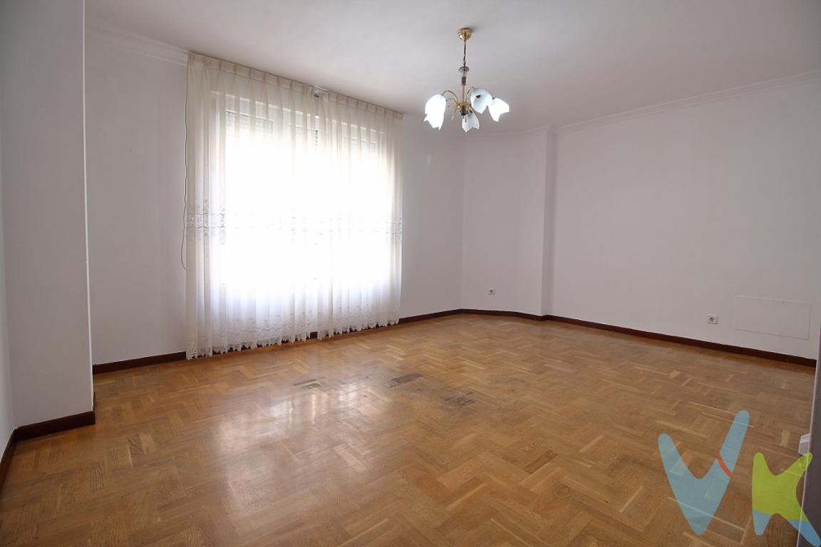 ¡Tu próximo hogar en Gijón te espera! Amplitud, tranquilidad y comodidad Si estás buscando el lugar ideal para tu familia o esa segunda residencia perfecta en la costa asturiana, este piso lo tiene todo. Ubicado en una de las ciudades con mejor ambiente y calidad de vida, esta vivienda destaca por su excelente distribución, luminosidad y una privacidad inigualable.La localización es simplemente perfecta tanto para el día a día como para las vacaciones:Espacios amplios y exteriores: Cuenta con tres amplias habitaciones llenas de luz natural y un gran salón-comedor, el corazón de la casa, ideal para reuniones familiares o momentos de relax.Comodidad en el día a día: Dispone de una cocina independiente totalmente equipada con electrodomésticos y dos baños completos con plato de ducha (uno de ellos con ventana exterior, lo que garantiza una ventilación perfecta).Confort y almacenaje: Equipado con calefacción y agua caliente de gas natural. Además, incluye un amplio trastero en la bajocubierta, el desahogo de espacio que siempre viene bien y un amplio ascensor.Máxima tranquilidad: Al ser un solo piso por planta, disfrutarás de la paz y la intimidad que tanto deseas, sin ruidos vecinales en tu mismo rellano.Conexión directa: Parada de autobús al lado del portal que te planta en pocos minutos en el centro de Gijón y en sus espectaculares playas.Supermercados y todos los servicios esenciales a la vuelta de la esquina.¿Es la oportunidad que estabas esperando? Por su excelente precio y características, es una inversión inteligente tanto para vivir todo el año como para disfrutar de Gijón y su inigualable clima costero.A escasos metros del Parque de Fernando VI, ideal para pasear o jugar con los niños.¡Ven a visitarlo antes de que se te adelante nadie! Contáctanos para agendar tu visita. Gastos e impuestos no incluidos en el precio. En segundas transmisiones, el comprador abona el ITP (porcentajes en Asturias: https://sede.tributasenasturias.es/sites/sede/default/es_ES/Que-quieres-hacer/Transmisiones-Patrimoniales-y-AJD), calculado sobre el mayor valor entre precio, tasación o valor de referencia catastral. Notaría y registro según aranceles variables; el comprador elige notario. El vendedor asume la plusvalía municipal; el resto de gastos (incluida hipoteca: tasación, costes bancarios, gestoría y formalización) son del comprador.Honorarios: intermediación a cargo del vendedor; mediación a cargo del comprador del 2% + IVA, mínimo 2.000  + IVA.El consumidor puede solicitar información y documentación adicional en la sede física o por correo electrónico de la Agencia (contacto en la web). La agencia actúa solo como intermediaria; toda compraventa queda sujeta a la aceptación expresa del vendedor y a la formalización del contrato. Anuncio meramente informativo: los datos corresponden a la fecha de publicación y pueden variar por actualizaciones legales, contractuales o fiscales 