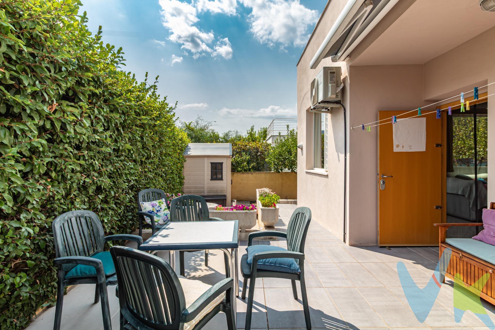 Descubre esta encantadora propiedad situada en la tranquila zona residencial de La Pobla Tornesa, un entorno natural privilegiado ideal tanto para familias como para quienes buscan una inversión con rentabilidad asegurada. Rodeada de naturaleza y con un ambiente tranquilo, La Pobla ofrece calidad de vida, aire puro y desconexión. Pero lo mejor es que, a pesar de su calma, se encuentra a pocos kilómetros de Castellón, una ciudad que cuenta con todos los servicios: hospitales, universidad, centros comerciales, colegios y zonas de ocio. Además, el aeropuerto de Castellón está también muy cerca, lo que añade comodidad para quienes viajan con frecuencia o reciben visitas. Con una superficie construida de 173 m² sobre una parcela de 300 m², esta propiedad ofrece un diseño muy versátil compuesto por dos viviendas independientes, conectadas entre sí por una escalera exterior. Esta distribución permite disfrutar de una vida familiar cómoda con total privacidad, al tiempo que se abre la posibilidad de alquilar una de las plantas o destinarla a recibir visitas prolongadas sin perder intimidad. La vivienda destaca por su luminosidad, gracias a los grandes ventanales que inundan cada estancia de luz natural, creando un ambiente cálido y acogedor. En concreto el salón de la planta baja ofrece una atmósfera especial debido  la entrada de luz durante todo el día y la conexión visual y física  con el jardín, potenciando la sensación de amplitud y bienestar. El jardín privado, con árboles frutales, invita a relajarse al aire libre o disfrutar de momentos especiales en familia. Además, la sostenibilidad ha sido una prioridad en esta casa: cuenta con placas solares, depósitos para la recogida de agua de lluvia y una instalación eléctrica adaptada con cargador para coche eléctrico, lo que asegura un consumo eficiente y responsable. Pensando en tu comodidad durante todo el año, la vivienda dispone de aire acondicionado en ambas plantas, así como calefacción mediante estufa de leña, ideal para los meses más fríos. Además, todas las ventanas están equipadas con mosquiteras, lo que permite ventilar la casa con total tranquilidad, manteniendo los insectos fuera y mejorando la calidad del ambiente interior. En la planta baja se encuentra un salón amplio y luminoso con salida directa al jardín, una cocina independiente completamente equipada, lavadero, un baño completo y dos dormitorios dobles. En la planta superior, la vivienda ofrece un espacio abierto con cocina integrada al salón, una terraza con impresionantes vistas al paraje natural del Desierto de Las Palmas, dos dormitorios dobles, un espacio para la colada y también un baño completo. La casa ha sido adaptada en varios aspectos para mejorar su accesibilidad, facilitando el día a día a personas con movilidad reducida o familias con niños pequeños. Esta propiedad es mucho más que una casa: es un hogar donde la tranquilidad, la funcionalidad y el respeto por el entorno natural conviven en equilibrio. Y lo mejor, sin renunciar a la cercanía y comodidad de una ciudad como Castellón. No dejes pasar esta oportunidad única de vivir en una de las zonas más agradables del interior de la provincia. Contáctanos para concertar una visita y descubrir en persona todo lo que esta casa tiene para ofrecerte.