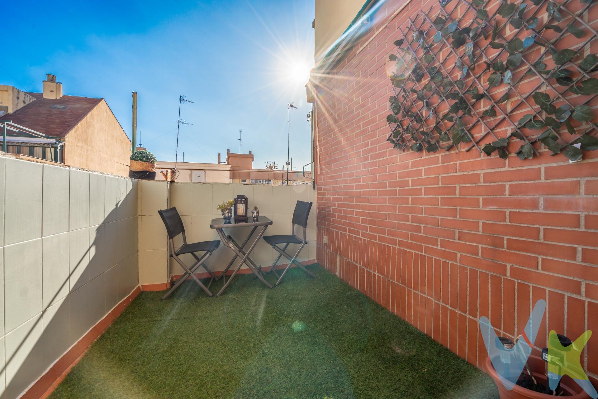 VIVIENDA VPO. ¿Buscas un lugar ideal para vivir en una de las zonas más encantadoras de Valencia? ¡No busques más! Te presentamos este espectacular piso semiático en la sexta planta que combina comodidad, espacio y una ubicación inmejorable. 🏡 Características del inmueble:. - 145 m² de superficie, distribuidos en 5 habitaciones y 2baños completos,  perfectos para toda la familia. - Disfruta de tu propia terracita donde podrás relajarte y disfrutar del sol. - Luminoso y acogedor, ideal para crear recuerdos inolvidables. 🚉 Comunicaciones y transporte:. - Excelente acceso a transporte público: Metro ( Parada de  Patraix)y autobuses a pocos pasos, facilitando tus desplazamientos por la ciudad. - Conectividad rápida con el centro de Valencia y otras áreas importantes. 🛒 Servicios cercanos:. - A pocos minutos encontrarás farmacias, supermercados y un mercado local donde podrás adquirir productos frescos y de calidad. - A poco menos de unos 150 metros del hospital doctor peset, brindando tranquilidad y seguridad para ti y tu familia. No dejes pasar la oportunidad de vivir en este maravilloso piso en Patraix, donde la comodidad y la calidad de vida se unen. ¡Contáctanos para más información y para concertar una visita!.  ¡Tu nuevo hogar te está esperando!. (Las últimas fotos son renders para que puedan llegar a ver como pueden quedar ciertas estancias). VIVIENDA VPO. (CONSULTAR CONDICIONES COMPRADOR). Las últimas 5 fotos son renders, para ayudar a ver las posibles reformas de la vivienda. ......................................................................................................................................................................................................... Por mandato expreso del propietario, comercializamos este inmueble en exclusiva, lo que le garantiza el acceso a toda la información, a un servicio de calidad, un trato fácil, sencillo y sin interferencias de terceros. Por este motivo, se ruega no molestar al propietario, a los ocupantes de la propiedad o a los vecinos. Muchas gracias por su comprensión. Si usted es agente inmobiliario y tiene un cliente para este inmueble, llámenos: estaremos encantados de colaborar. 