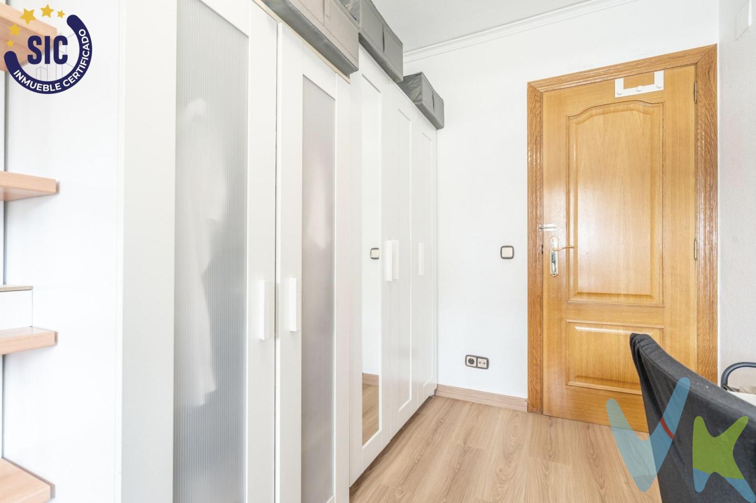 ¡Vive donde todo sucede! Piso luminoso junto a la Ciudad de las Ciencias, Valencia 
¿Quieres vivir en una de las zonas más deseadas de Valencia? Este piso lo tiene todo: ubicación, luz natural, amplitud y comodidad.
 Ubicación inmejorable: A escasos pasos de la Ciudad de las Artes y las Ciencias, el Corte Inglés, el Centro Comercial Aqua y el antiguo cauce del río Turia, perfecto para pasear, hacer deporte o relajarse al aire libre. Además, estás muy cerca del puerto y de las playas de Valencia. Y  cuenta con una excelente comunicación con transporte público hacia el centro de la ciudad, la playa y otras zonas clave. Todo a tu alcance sin necesidad de coche. Si necesitas aparcamiento también podrás alquilar una plaza de garaje junto a la vivienda, no se puede pedir más!

La vivienda cuenta con 3 habitaciones (dos de ellas dobles) y luminosas, 2 baños, gran salón-comedor con cocina integrada y moderna isla central donde podrás disfrutar de grandes veladas con tus familiares y amigos. Tiene dos splits de aire acondicionado, uno en el salón comedor  y otro  en el dormitorio principal, y  suelos de tarima flotante. Muy luminoso, con excelente orientación sur

Dadas sus características y ubicación es  Ideal tanto para vivir como para invertir, ya que hay una  alta demanda de alquiler en esta zona se  convierte en una oportunidad perfecta para rentabilizar tu inversión desde el primer día.

? ¡No dejes pasar esta oportunidad! Contáctanos y ven a descubrir tu nuevo hogar en Valencia.


