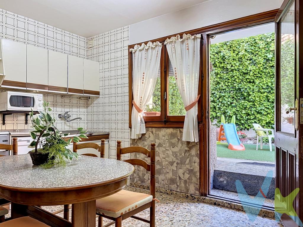Casa con jardín en Monteagudo. Disponible esta propiedad para la venta, en el localidad de Monteagudo, está estratégicamente comunicada por su cercanía a varios pueblos como Cascante, Malon, Barillas, Murchante,...y asi nos ofrece una combinación perfecta entre ubicación y amplio espacio en un entorno tranquilo. Esta residencia compuesta por cuatro habitaciones ,cada una de ellas con suficiente amplitud para adaptarse a cualquier necesidad personal, proporcionando espacio adecuado tanto para familias como para aquellos que disfrutan de salidas a la naturaleza y montaña, con bicis, senderismo, o turismo rural. La  vivienda ofrece amplias áreas para vivir y relajarse , además se entrega amueblada  y lista para ser habitada, eliminando la necesidad de inversiones adicionales inmediatas. Esta característica hace que sea una opción ideal para quienes desean mudarse sin complicaciones y de forma rápida. Una de las características más atractivas de esta propiedad es su espléndida zona ajardinada. Este espacio exterior invita a disfrutar de momentos al aire libre, ya sea para relajarse con un buen libro o para organizar reuniones con amigos y familiares. El jardín ofrece el escenario perfecto para disfrutes del aire libre desde casa, con acceso directo desde la cocina, lo que nos añade un uso óptimo y cómodo. Si busca un lugar que combine la paz de un entorno natural , tranquilo y seguro, para disfrutar de una vida apacible, esta podría ser su casa en Monteagudo. Llame hoy mismo para concertar una visita y no pierda la oportunidad de experimentar en persona lo que esta casa tiene para ofrecer. Visite la propiedad y deje que pueda convertirse en su nuevo hogar. 