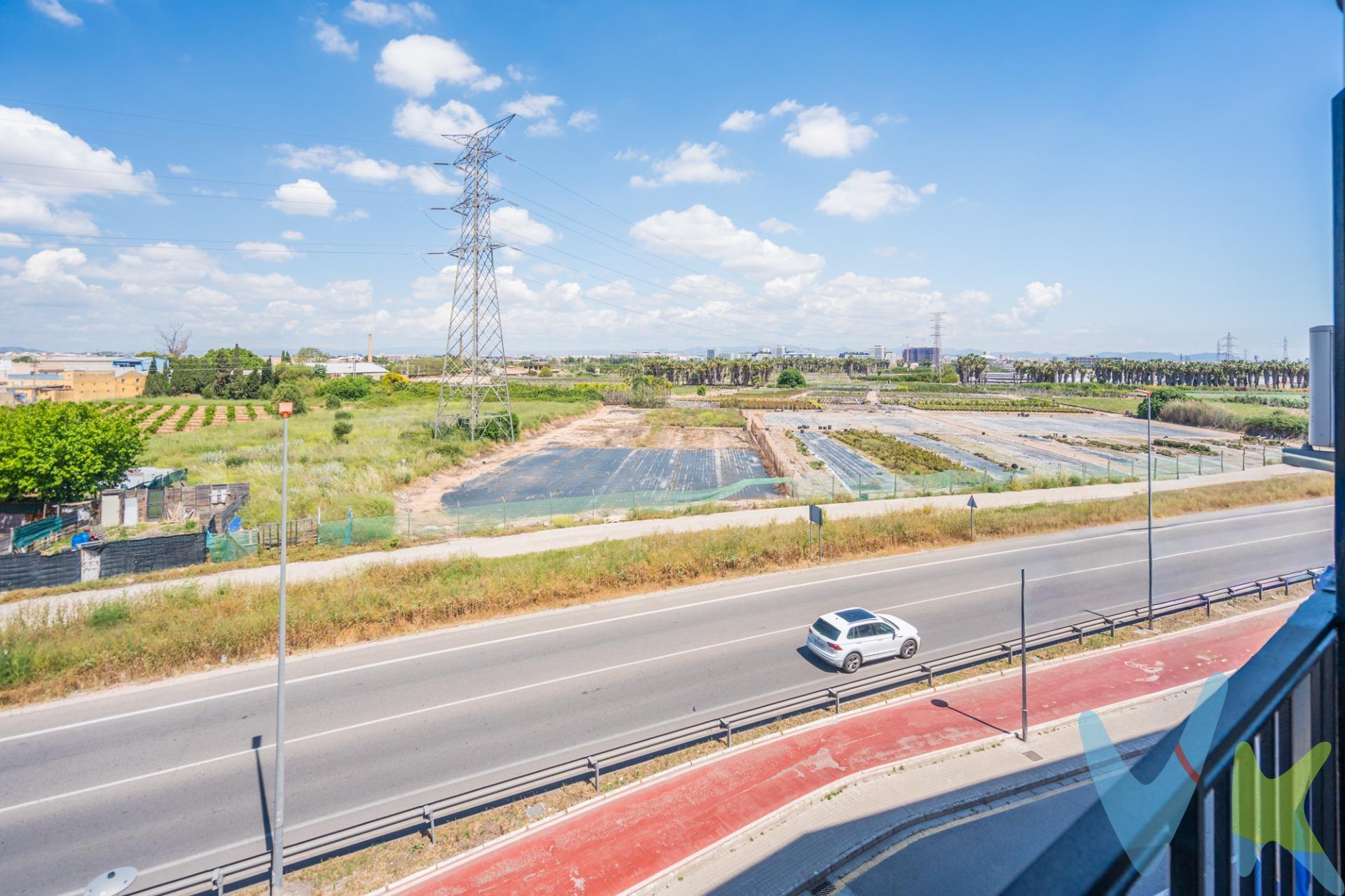 ¡Oportunidad en Xirivella! 3º con Ascensor: Crea el hogar a tu medida. ¿Buscas una inversión inteligente o la oportunidad de diseñar tu propia casa desde cero? Este piso de 78 m² en Xirivella es la base perfecta para tu próximo proyecto. Lo que hace especial a esta vivienda:. Distribución versátil: Actualmente cuenta con 3 dormitorios y 1 baño, con múltiples posibilidades de redistribución para aprovechar cada metro cuadrado. Comodidad garantizada: Ubicado en una tercera planta de un edificio con ascensor. Ubicación estratégica: Rodeado de todos los servicios (supermercados, colegios, centros médicos) y perfectamente comunicado con Valencia capital. Estado: Para reformar íntegramente. Olvídate de pagar por reformas que no te gustan; aquí tú eliges los acabados, el suelo y la cocina de tus sueños. Ideal para: Inversores que buscan rentabilidad en alquiler o parejas/familias que quieren una vivienda a estrenar por un precio competitivo. ---------------------------------------------------------------------------------------------------------------------------. Por mandato expreso del propietario, comercializamos este inmueble en exclusiva, lo que le garantiza el acceso a toda la información. Por este motivo, se ruega no molestar al propietario, a los ocupantes de la propiedad o a los vecinos. Muchas gracias por su comprensión. Si usted es agente inmobiliario y tiene un cliente para este inmueble, llámenos: estaremos encantados de colaborar.