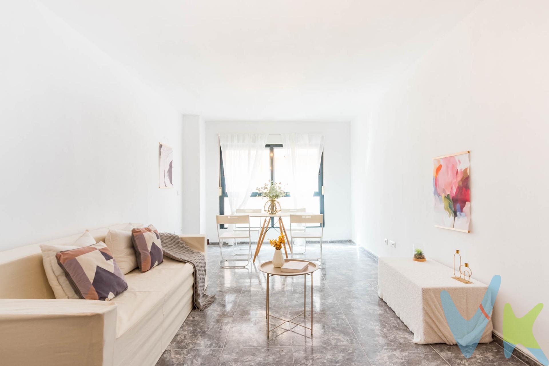 Crea el hogar que siempre has soñado en esta vivienda ubicada en Beniaján, una zona residencial muy tranquila, rodeada de naturaleza y con la ventaja de estar a tan solo 10 minutos en coche del centro de Murcia. Disfruta de la cercanía al monte sin renunciar a los servicios y comodidades de la ciudad. 🏠 Características del piso:. 📐 97 metros construidos, distribuidos de forma funcional:. 🛏 3 dormitorios grandes, ideales para familias o quienes buscan espacio extra. 🛁 2 baños completos. 🍽 Cocina sin amueblar, perfecta para personalizarla a tu gusto, con salida a un lavadero independiente. 🛋 Salón comedor con buena entrada de luz natural. ➕ Extras que marcan la diferencia:. 🚗 Plaza de garaje en el mismo edificio. 📦 Trastero incluido, ideal para almacenamiento adicional. Esta vivienda es una oportunidad perfecta que aporta espacio, tranquilidad y cercanía a Murcia, todo en uno. Para terminar te queremos comentar algo: ¡Descubre una aventura inmobiliaria que combina calidad, pasión y profesionalidad! La confianza que los propietarios han depositado en nosotros es un testimonio de nuestro compromiso en brindarte un servicio excepcional. Aquí viene el detalle especial: al contactarnos directamente, evitarás molestarlos, nosotros seremos tus intermediarios y te proporcionaremos toda la asistencia necesaria. Estamos aquí para facilitarte la documentación e información que requieras, y te prometemos un trato cálido y sin complicaciones. Te informaremos detalladamente de todos los aspectos, incluyendo gastos de la compra y honorarios de agencia que no están incluidos en el precio, para garantizar tu comodidad y tranquilidad durante todo el proceso. Esa es nuestra esencia, proporcionarte. Calma: “Estado ideal de tranquilidad que tendrás al comprar tu casa con nosotros”. Queremos que sepas que tanto la descripción del inmueble como las imágenes que ves son valiosas referencias informativas, en ningún caso tienen carácter contractual. Asimismo, el precio ha sido designado por la propiedad por lo que podría sufrir variaciones y no sería vinculante hasta que se formalice en contrato de compraventa. *Esta vivienda está amueblada y decorada por nuestro Dpto. de HomeStaging, de manera neutra y despersonalizada con muebles de cartón y/o reales y objetos decorativos. Estos objetos y mobliliario no están incluidos en la vivienda.