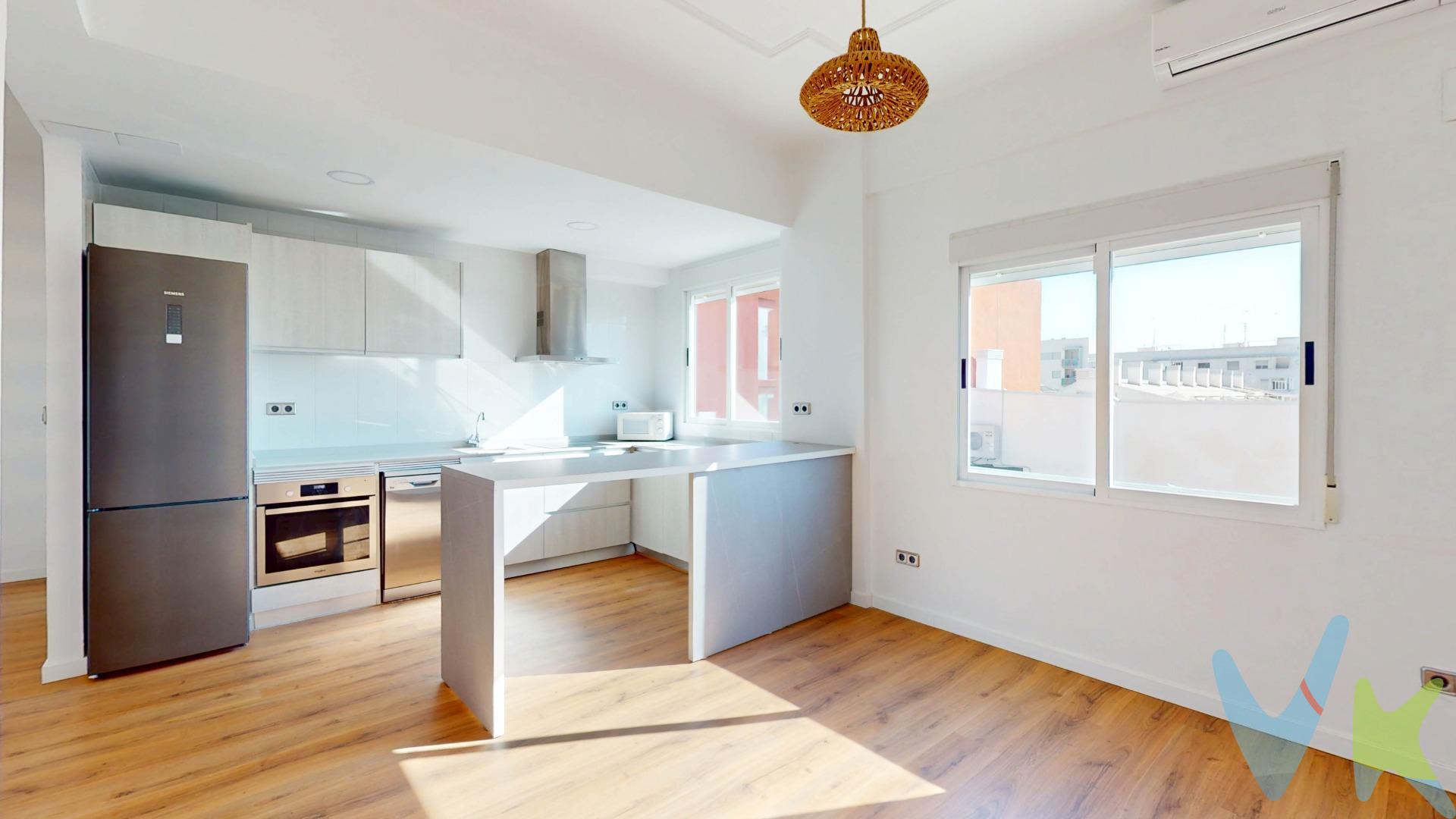 La Fonteta San Luis- Valencia. Magnifica vivienda reformada de estilo moderno, sin ascensor, con techos altos, destaca por su luminosidad su privilegiada orientación Este-Oeste y por estar situada en una zona como mucha proyección bien comunicada junto al Hospital La Fe de Malilla, vivienda en segunda y ultima planta en una finca de carácter familiar "sin ascensor" , piso por planta, distribuida en dos dormitorios con balcón y cuarto de baño amplio con mucha luz natural, cocina equipada con electrodomésticos abierta la salón comedor, con acceso a terraza superior compartida en finca, ventanales amplios de aluminio climalit de gran calidad, suelo tarima flotante, armario empotrado con puertas correderas de aluminio. Split aire acondicionado frio- calor. Lista para entrar a vivir!!. La Fonteta de Sant Lluis se encuentra en la zona sureste de la ciudad de Valencia, en plena expansión junto al Nuevo Hospital La Fe de Malilla y el nuevo Roig Arena, en su entorno cuenta con todo tipo de comercios y servicios como Centros Comerciales El Saler, Aqua, El Corte Inglés, colegios, Institutos y diversos parques. Excelentes comunicaciones a las principales entradas y salidas de la ciudad, Línea de autobús 7 y 13 ,parada estación de tren cercanías líneas C-3, C-5 y C-6 y un carril bici que harán su vida más confortable y sencilla. Comercializamos este inmueble en exclusiva, lo que le garantiza el acceso a toda la información, a un servicio de calidad. Por este motivo, se ruega no molestar al propietario, a los ocupantes de la propiedad o a los vecinos. Muchas gracias por su comprensión. Si usted es agente inmobiliario y tiene un cliente para este inmueble, no lo dude y llámenos: estaremos encantados de colaborar. Agencia Registrada con el Nº 1600 en el Registro Obligatorio de Agentes Inmobiliarios de la Comunitat Valenciana, según el DECRETO 98/2022, de 29 de julio, del Consell, por el que se regula el Registro de Agentes de Intermediación Inmobiliaria de la Comunitat Valenciana.