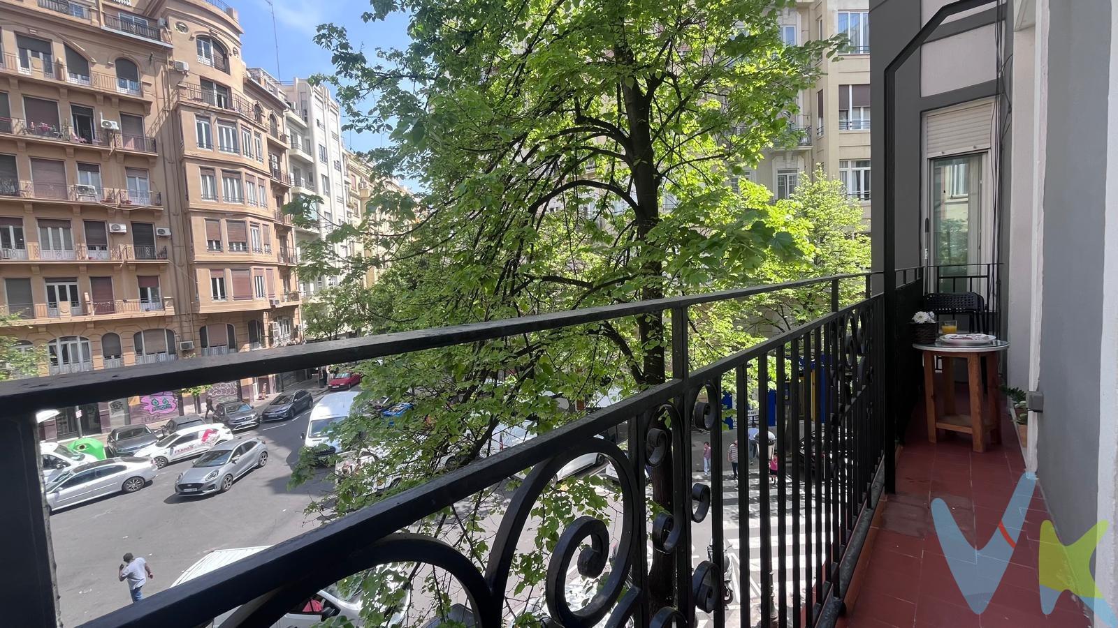 Exclusiva vivienda en el prestigioso barrio de L’Eixample, concretamente en la demandada Calle Salamanca, una de las zonas más consolidadas, elegantes y mejor valoradas de la ciudad. La vivienda ha sido completamente reformada de manera integral, combinando diseño actual, funcionalidad y materiales de alta calidad. La distribución se ha optimizado para ofrecer tres amplios dormitorios dobles, dos de ellos con amplios armarios empotrados tipo vestidor y una extraordinaria entrada de luz natural, creando espacios cálidos y acogedores. Dispone de dos baños completos con modernos platos de ducha, pensados para el confort diario. Además, existe la posibilidad de recuperar los techos altos originales, aportando aún más carácter y personalidad a la vivienda. Cuenta con sistema de aire acondicionado por conductos en toda la casa, garantizando una climatización eficiente durante todo el año, así como carpintería exterior de PVC de alta gama que asegura aislamiento térmico y acústico. Pero, sin duda, uno de sus grandes valores es la ubicación. Situada a escasos minutos de las emblemáticas:  Gran Via MArques del Turia, Jorge Juan, Cirilo Amoros, Calle Colón.., principales ejes comerciales de la ciudad, donde encontrarás todo tipo de tiendas, servicios y opciones de ocio. Además, se encuentra muy próxima al Jardín del Turia, el gran pulmón verde de Valencia, a la altura del reconocido Palau de la Música de Valencia, un entorno ideal para pasear, practicar deporte al aire libre, salir en bicicleta o simplemente disfrutar de amplias zonas verdes en pleno corazón de la ciudad. Perfectamente comunicada, con múltiples líneas de autobús y estaciones de metro cercanas, lo que facilita una conexión rápida con cualquier punto de la ciudad. Una oportunidad única de vivir en una de las mejores zonas de Valencia, en una vivienda lista para entrar a vivir, con todas las comodidades y en un entorno privilegiado. Por mandato expreso del propietario, comercializamos este inmueble en exclusiva, lo que garantiza el acceso a toda la información, a un servicio de calidad, un trato fácil, sencillo y sin interferencias a terceros. Por este motivo, se ruega no molestar al propietario, a los ocupantes de la propiedad, o a los vecinos. Muchas gracias por su comprensión. Si usted es agente inmobiliario y tiene un cliente para este inmueble, llámenos, estaremos encantados de colaborar.  En ningún caso, los textos, fotografías, imágenes, o cualquier otro contenido del presente anuncio, tienen carácter contractual, siendo validos solo como mera información. En el precio indicado en este anuncio no estan incluidos los gastos propios de la compraventa, tales como impuestos aplicables y gastos de notaria, registro o gestoria. Tampoco estan incluidos los honorarios de la inmobiliaria (que son compartidos entre comprador y vendedor), etc. El anuncio aunque es reflejo de la informacion contrastada por esta empresa, puede contener errores, y no tiene carácter contractual. 