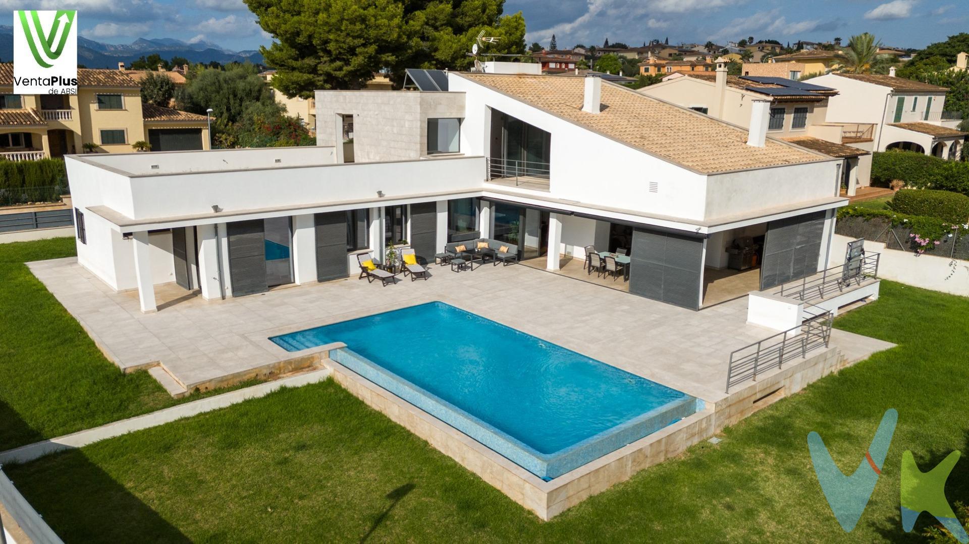 Agencia inscrita en el Registro Oficial de Agentes de la Propiedad Inmobiliaria de las Islas Baleares. Inscripción: GOIBE731396/2024. (ROAIIB). Presentamos este espectacular chalet ubicado en la exclusiva urbanización de Sant Marçal, una de las zonas residenciales más cotizadas de Marratxí, a escasos minutos de Palma. Diseñado y construido meticulosamente para uso propio, donde cada detalle ha sido pensado con una única meta: alcanzar la máxima comodidad, disfrute y funcionalidad total. Esta no es una casa, es el resultado de un proyecto de vida concebido sin reparar en medios, creando un hogar de lujo sereno y práctico. La propiedad se encuentra en una parcela de 1.141,03 m² y dispone de una superficie construida de aproximadamente 490,03m², distribuidos en espacios amplios, funcionales y muy luminosos gracias a su excelente orientación oeste y a los grandes ventanales, que garantiza luz natural durante todo el día. Se distribuye de la siguiente manera: . Planta baja: Cocina de concepto abierto integrada al salón-comedor con chimenea, con acceso directo al porche cubierto, la piscina y el jardín. Dispone de 3 dormitorios dobles uno con baño en suite y vestidor, un baño completo y un aseo de cortesía. Planta superior: Un dormitorio doble, un baño completo y una sala multifuncional (ideal como despacho, sala de juegos o gimnasio) y una amplia terraza solárium con preciosas vistas. Sótano: Garaje con capacidad para 3 vehículos, sala técnica, vestidor y baño completo con acceso directo desde la piscina. Situada en una zona tranquila y bien comunicada, esta vivienda ofrece proximidad a colegios, farmacias, supermercados y todos los servicios necesarios para el día a día. Un entorno ideal para familias que buscan tranquilidad y calidad de vida sin renunciar a la cercanía con Palma. Este inmueble ha sido certificado por ABSI, (Agrupación Balear de Servicios Inmobiliarios) lo que significa que la agencia comercializadora ha supervisado la documentación necesaria para la compraventa y que el inmueble forma parte de la bolsa de propiedades en multi exclusiva ABSI. 