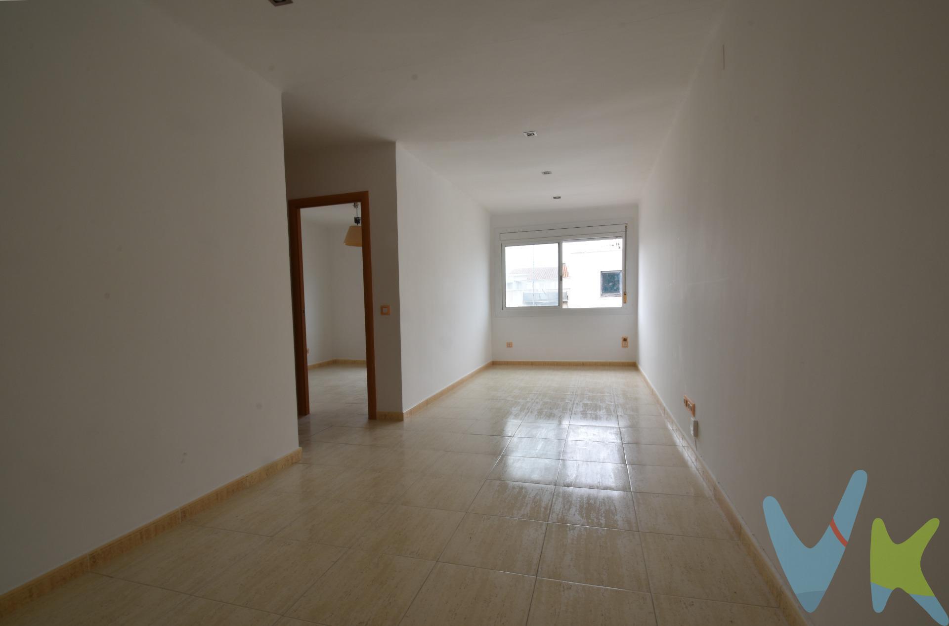 Este luminoso y reformado piso en Vilanova i la Geltrú es la oportunidad ideal para dar el gran paso y construir tu primer hogar. Olvídate de complicaciones; aquí, solo tendrás que traer tus maletas y comenzar a crear nuevos recuerdos. Ubicado en un cómodo cuarto piso con ascensor, este hogar ha sido completamente reformado pensando en el confort y la funcionalidad. La distribución es ideal con un amplio salón-comedor, la cocina equipada, un baño moderno y dos dormitorios ideales para el descanso. Pero lo que realmente hace brillar a este piso es su inmejorable ubicación. A solo cinco minutos caminando de la estación de tren y de la animada Rambla Principal, lo tendrás todo al alcance de tu mano: tiendas, restaurantes, servicios y ocio para disfrutar solo, en pareja o con amigos.. Vilanova i la Geltrú te ofrece el equilibrio perfecto entre la vida urbana y la tranquilidad del mar. Disfruta de sus más de 6 km de playas y de la vibrante atmósfera de una ciudad costera llena de vida. Y para tus escapadas o el día a día, la conexión es excelente: a solo 40 minutos de Barcelona y 20 minutos del aeropuerto en coche, además de contar con una fantástica red de transporte público que os conecta con todo. ¡Ven a verlo ya, que no se te escape!. (El precio no incluye impuestos (ITP, IVA y AJD), ni los gastos de notario ni los de registro.).. 
