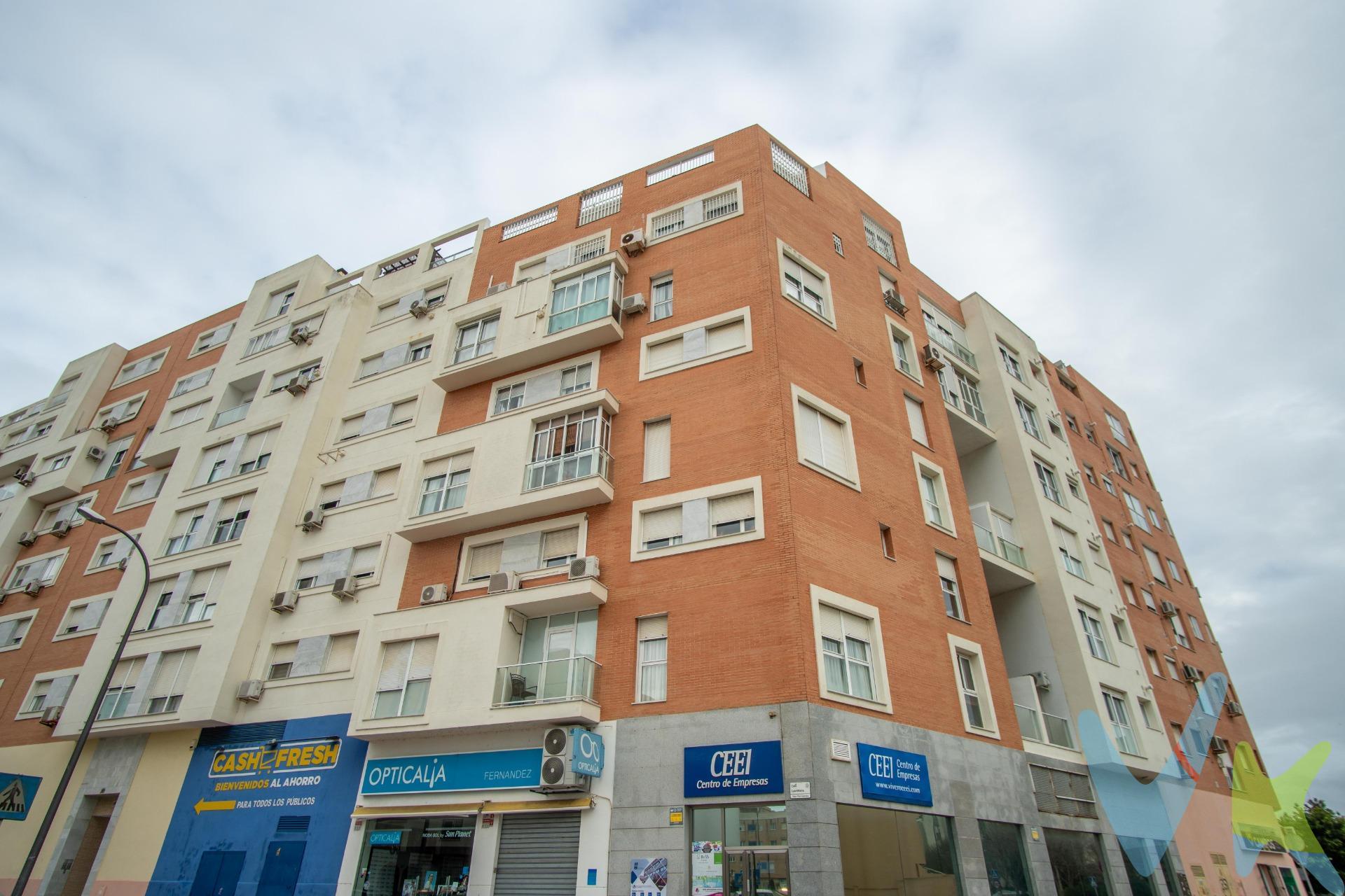 Imagina despertar cada mañana con el sol iluminando tu hogar y asomarte a la ventana para contemplar el mar en el horizonte. 🌞🌊 Este piso en quinta planta con ascensor, situado en la zona de Cobreros Viejo, te ofrece esa experiencia y mucho más. 🔹 Características principales:. ✅ 118 m² construidos que garantizan amplitud en cada estancia. 🏠. ✅ 4 dormitorios, 3 de ellos con armarios empotrados para mayor organización. 🛏️🚪. ✅ Dormitorio principal tipo suite, un refugio privado con baño integrado y vistas impresionantes. 🌅✨. ✅ 2 baños completos, diseñados para ofrecer comodidad. 🚿🚽. ✅ Cocina sin amueblar ni equipar, para que la diseñes a tu medida. 🍽️🎨. ✅ Salón espacioso y muy luminoso, perfecto para relajarte. 🛋️☀️. ✅ Orientación envidiable, luz natural todo el día. 🌞🏡. ✅ Plaza de garaje, para tu comodidad y seguridad. 🚗🔒. 📍 Ubicación inmejorable:. 🏡 Zona Cobreros Viejo, tranquila y bien comunicada. 🛍️ Cerca de supermercados, colegios y transporte público. 🚉 Excelente conexión con Cádiz y Chiclana. 💡 Una oportunidad única para personalizar tu hogar. Este piso no solo destaca por su amplitud y luminosidad, sino también por el potencial que ofrece al permitirte diseñar la cocina a tu gusto. Además, sus vistas desde el dormitorio principal hacen que cada día sea especial. 📞 ¡No dejes pasar esta oportunidad! Contáctanos para más información y agenda tu visita hoy mismo. Tu nuevo hogar en Cobreros Viejo te está esperando. 🏡✨. *​Informamos a nuestros clientes de que los gastos de notaría, registro, gestoría, impuestos y los honorarios de la agencia no están incluidos en el precio. Disponemos del documento informativo abreviado de la propiedad (según decreto 218/2005, del 11 de octubre) y de seguro de caución para la protección del dinero entregado como señal para la reserva de una vivienda. Por mandato expreso del propietario, comercializamos este inmueble en exclusiva, lo que le garantiza el acceso a toda la información, un servicio de calidad y un trato sin interferencias de terceros. Por este motivo, se ruega no molestar al propietario, a los ocupantes de la propiedad o a los vecinos. Muchas gracias por su comprensión.*