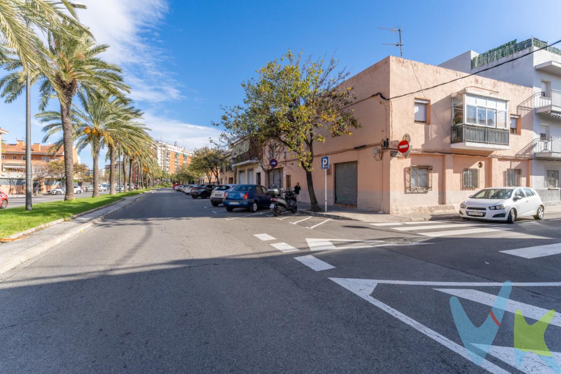 En una de las zonas más tranquilas de Reus, muy cerca del Pabellón Olímpico, se encuentra esta casa esquinera que respira luz y posibilidades. Sus 400 metros cuadrados distribuidos en dos plantas son mucho más que espacio: son un lienzo en blanco esperando ser convertido en el hogar que siempre imaginaste.Cada rincón invita a soñar.  La terraza, amplia y abierta.En el interior, la chimenea aguarda para convertirse en el corazón cálido de la casa, el punto de encuentro en los días de invierno.Aunque necesita reforma, esta vivienda ofrece la oportunidad única de diseñar un espacio a tu medida, de dar vida a tus ideas y convertirlas en realidad. Su ubicación, en un entorno sereno pero cercano a servicios y actividades, combina la paz de un barrio tranquilo con la comodidad de tenerlo todo a mano.Más que una casa, es una invitación a crear tu propio proyecto de vida, a llenar de recuerdos y emociones cada pared, cada ventana, cada rincón.El precio indicado corresponde al PVP (Precio de Venta al Público).Los gastos adicionales derivados de la compraventa como los de notaría, registro de la propiedad e Impuesto de Transmisiones Patrimoniales (ITP)no están incluidos en el PVP. Estos gastos pueden variar según el precio final de la operación y la normativa aplicable, ya que se calculan sobre la base imponible del valor de transmisión del inmueble. API: 659 AICAT: 2268 ANTONIO MIGUEL GIL LLABERIA  - VIVENDEX REUS PARTNERS SL