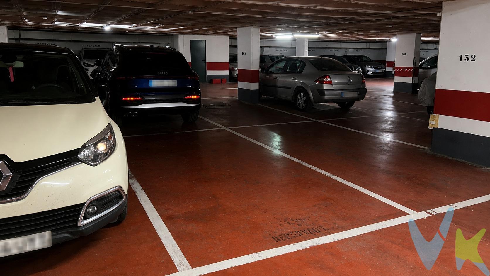 Hay pequeñas decisiones que cambian tu día a día. Llegar a casa y no tener que dar vueltas. Salir del trabajo sin pensar dónde habrás dejado el coche. Acompañar a tus hijos al colegio sin prisas añadidas. Tener siempre tu plaza esperándote. En Paseo de Calanda nº 74, en pleno barrio de Delicias, traspaso de una a concesion con el Ayto. de Zaragoza hasta finales del 2043,  es  una amplia plaza de garaje de 4,80 x 2,40 metros, cómoda y con espacio suficiente para vehículos grandes. En las fotografías puede verse un Audi Q5 estacionado con holgura, una referencia clara de su amplitud y facilidad de uso. Y es que en esta zona, aparcar no es sencillo. El propio Paseo de Calanda y las calles de alrededor tienen una alta demanda, tanto por vecinos como por personas que trabajan cerca, van a centros médicos, hacen compras en supermercados o se mueven a diario por la zona. Por eso esta plaza no es solo un lugar donde dejar el coche. Es tranquilidad. Es tiempo. Es comodidad. Es saber que, cada día, cuando llegues, tu sitio está ahí. Además, su ubicación está muy bien conectada con colegios, paradas de autobús, comercios y servicios esenciales, lo que la convierte en una opción ideal tanto si vives en la zona como si trabajas en ella o necesitas moverte por Delicias con frecuencia. La entrada peatonal se realiza por el número 74, mientras que el acceso al garaje es por el número 43 y la salida de vehículos por el número 61, lo que facilita una circulación cómoda y práctica. Una plaza amplia y cómoda en una ubicación donde aparcar se ha convertido en un verdadero privilegio. 